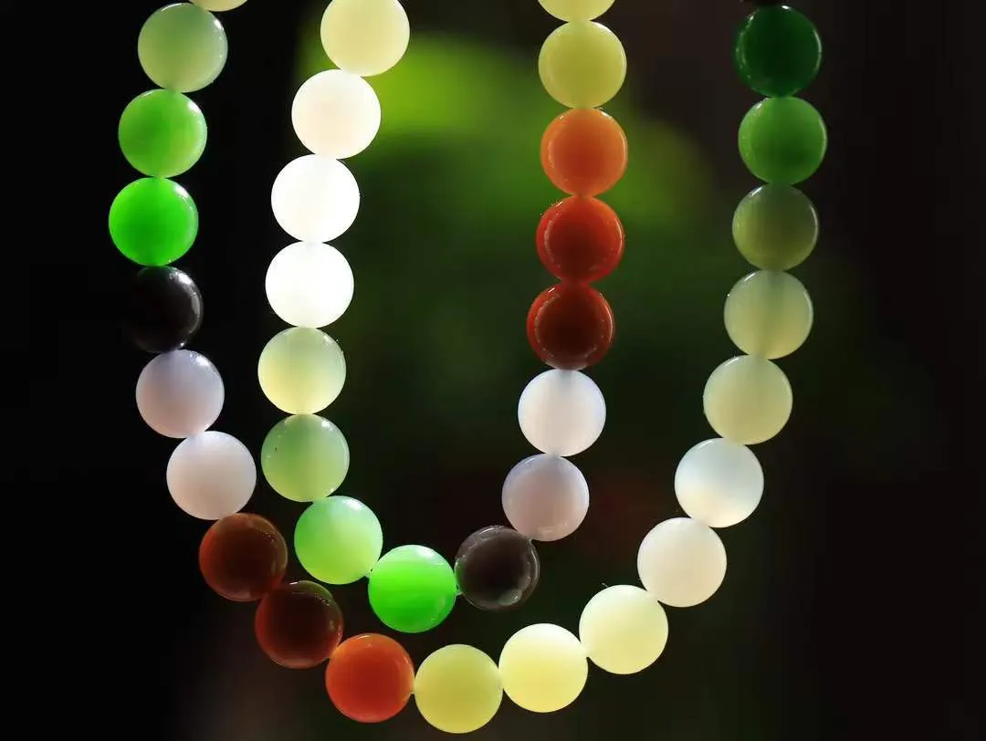 一套【珠圆玉润.套装】

精品和田玉多宝珠圆玉润项链 手串玉质细腻油润 饱满光滑 质朴无华，悠远简单，人心境界远，百世修炼深，心灵常驻善意持，觉悟人生百世修。项链重77.4克 尺寸取一10mm   手串重29.3克  尺寸取一10mm  751201000A