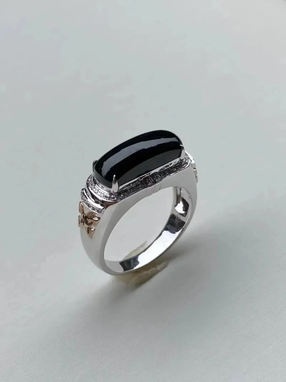 墨翠：【马鞍戒指】18K金+南非钻镶嵌，细腻干净，黑度极黑，性价比高·做工精致，打灯透绿 裸石尺寸：16.1*6.6