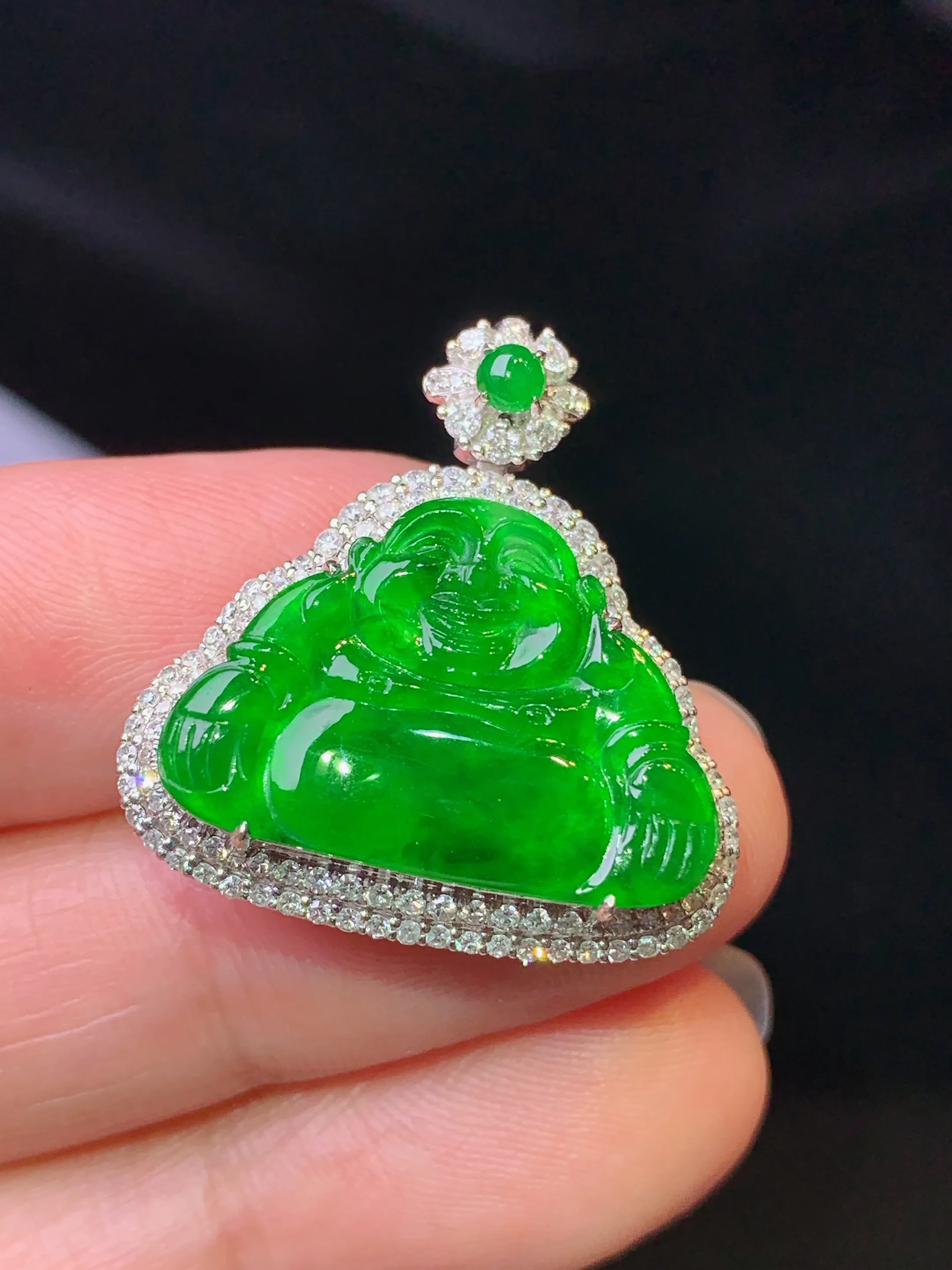 18k金钻镶嵌满绿佛公吊坠 玉质细腻 色泽清新艳丽 整体尺寸25.2*23.8*8.3