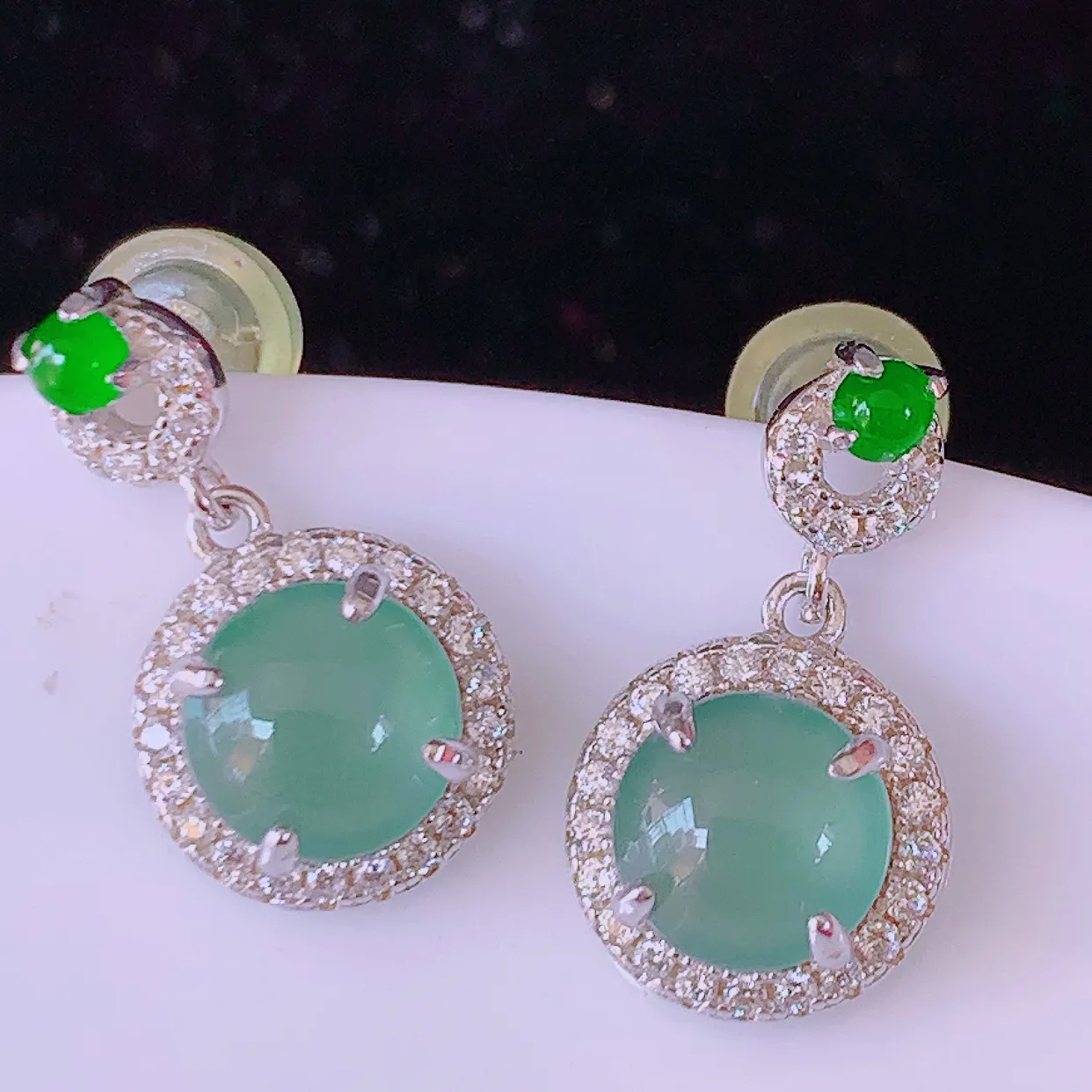 冰透满绿翡翠925银镶嵌耳坠，自然光实拍，翠色灵动，颜色漂亮，种老水足，品相佳，佩戴佳品！#97.18整体16*9.2*5裸石 6.5*6.5