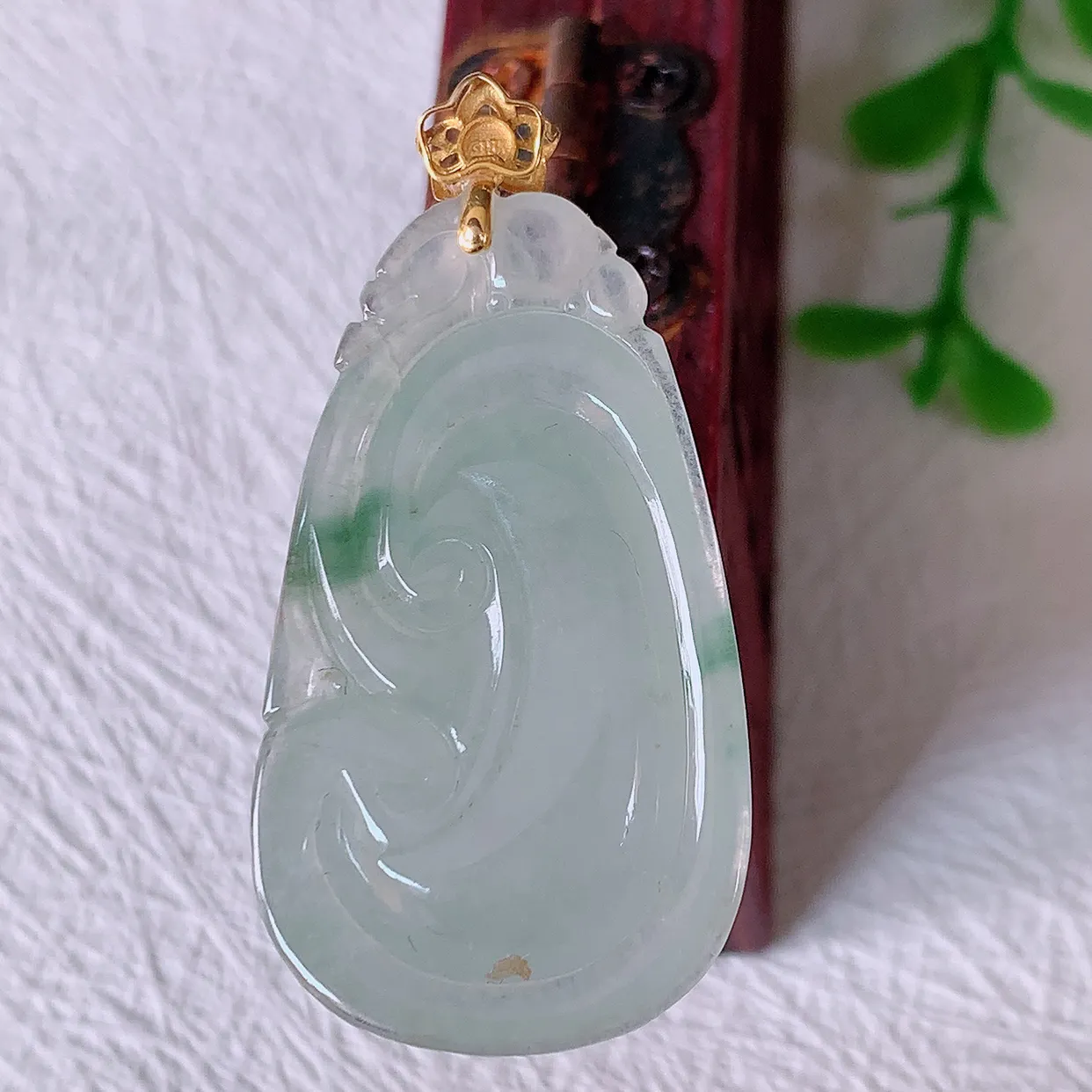 18K金镶嵌冰种飘花翡翠如意吊坠，简单的镶嵌设计、让玉坠百搭又精致，寓意着吉祥，事事如意！#12.18