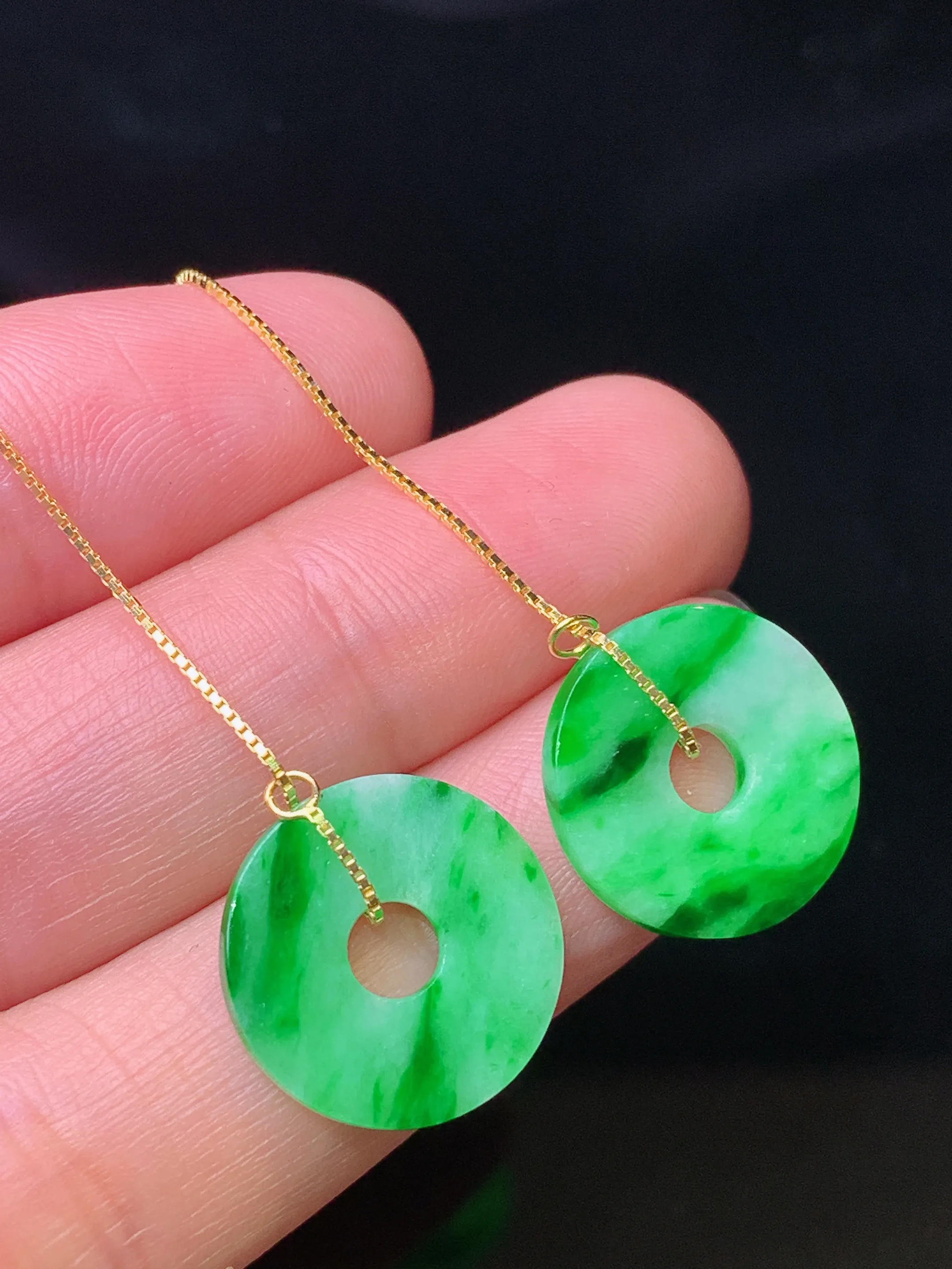 925银镶嵌翠绿平安环耳坠 玉质细腻 色泽清新艳丽 整体尺寸15*2