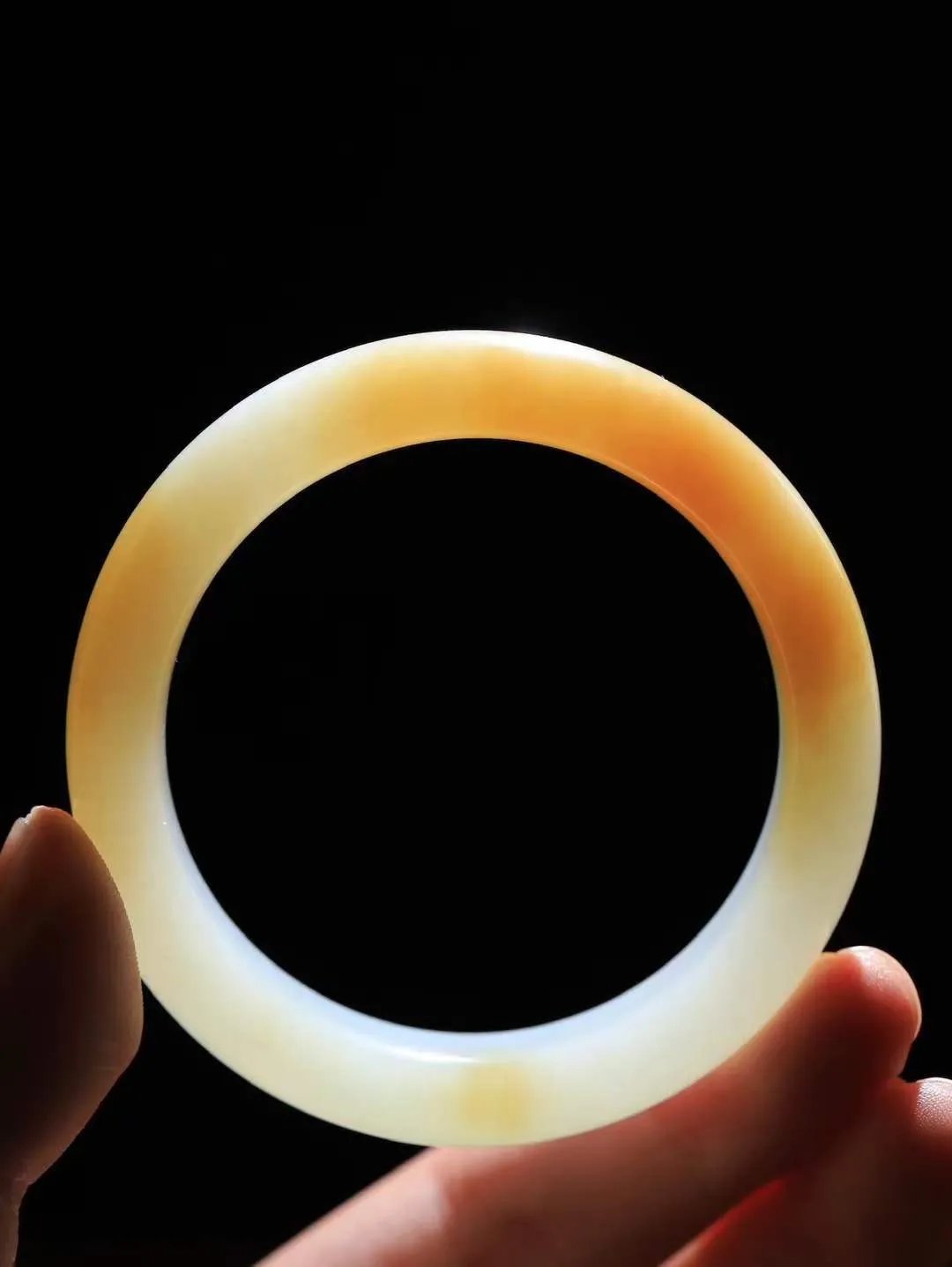 【暖玉生香·手镯】

收藏级和田玉糖白玉手镯，质地油润细腻，色泽高贵典雅，镯型古朴典雅。在诗情画意的雨巷相遇，你是我腕间的一抹风情，有你眸有深情，清风荡漾湖间静水，我愿俯身低眉，在烟波涟漪处，寻你深情倩影。内径51.5mm尺寸12.8-9mm重50克  691201958A