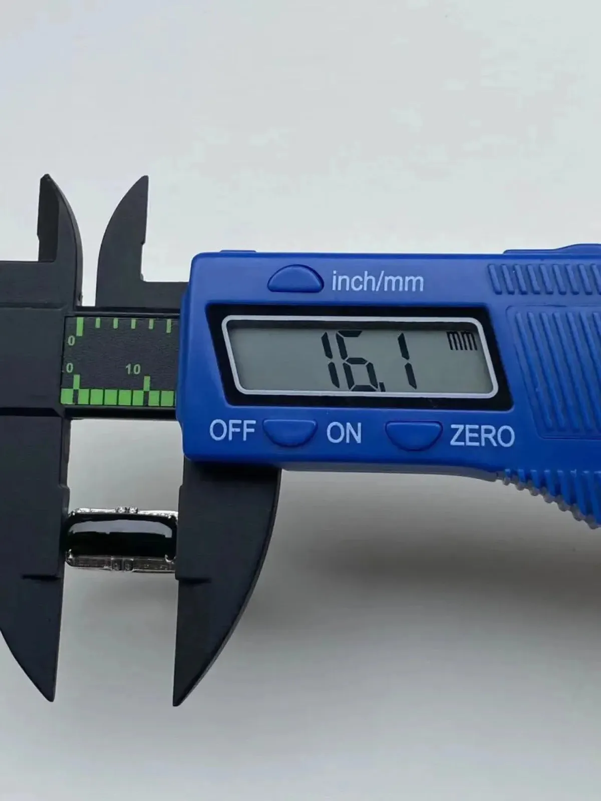 墨翠：【马鞍戒指】18K金+南非钻镶嵌，细腻干净，黑度极黑，性价比高·做工精致，打灯透绿 裸石尺寸：16.1*6.6