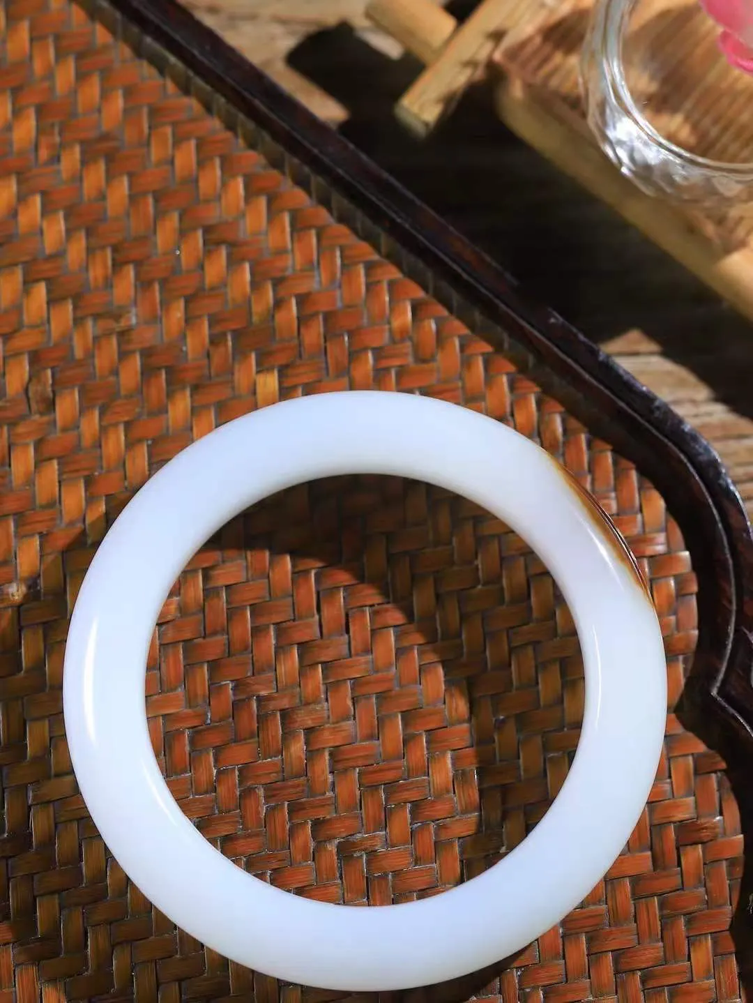 【暖玉生香·手镯】

典藏级和田玉糖白玉手镯，质地油润细腻，色泽高贵典雅，镯型古朴典雅。在诗情画意的雨巷相遇，你是我腕间的一抹风情，有你眸有深情，清风荡漾湖间静水，我愿俯身低眉，在烟波涟漪处，寻你深情倩影。内径55.5mm尺寸13.7-10mm重71.5克  691202058A