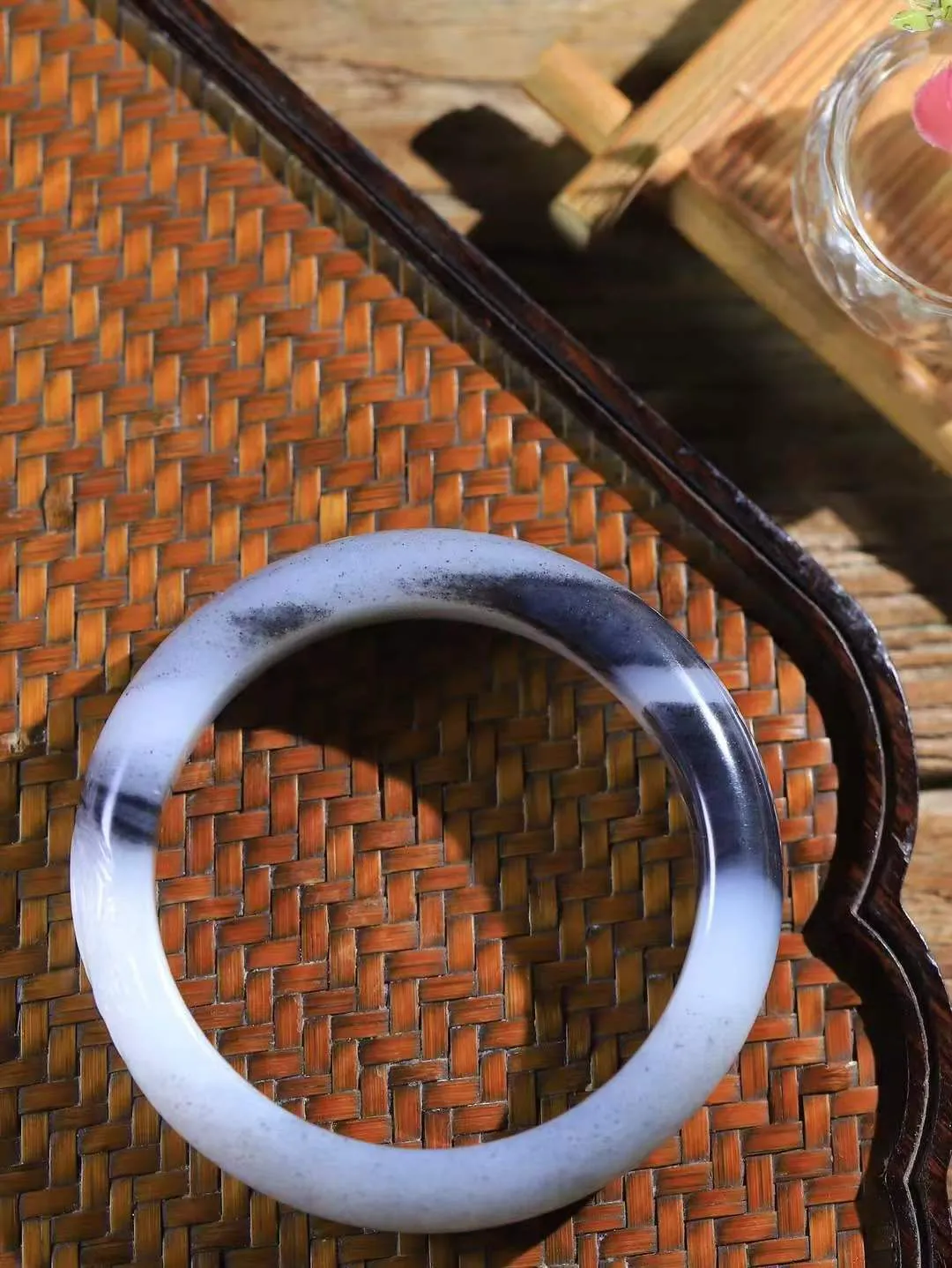 （蕙质兰心.手镯）

收藏传家级臻品新疆和田青花籽料兰花手镯 质地莹润细腻 色泽油润 干净水灵～兰花，不以惊艳娆人，不以花香诱人，只以朴实的姿态，在平淡中给生活添加了无数的温馨
重66克   尺寸56-15.2-9.1mm    fDA-361232084