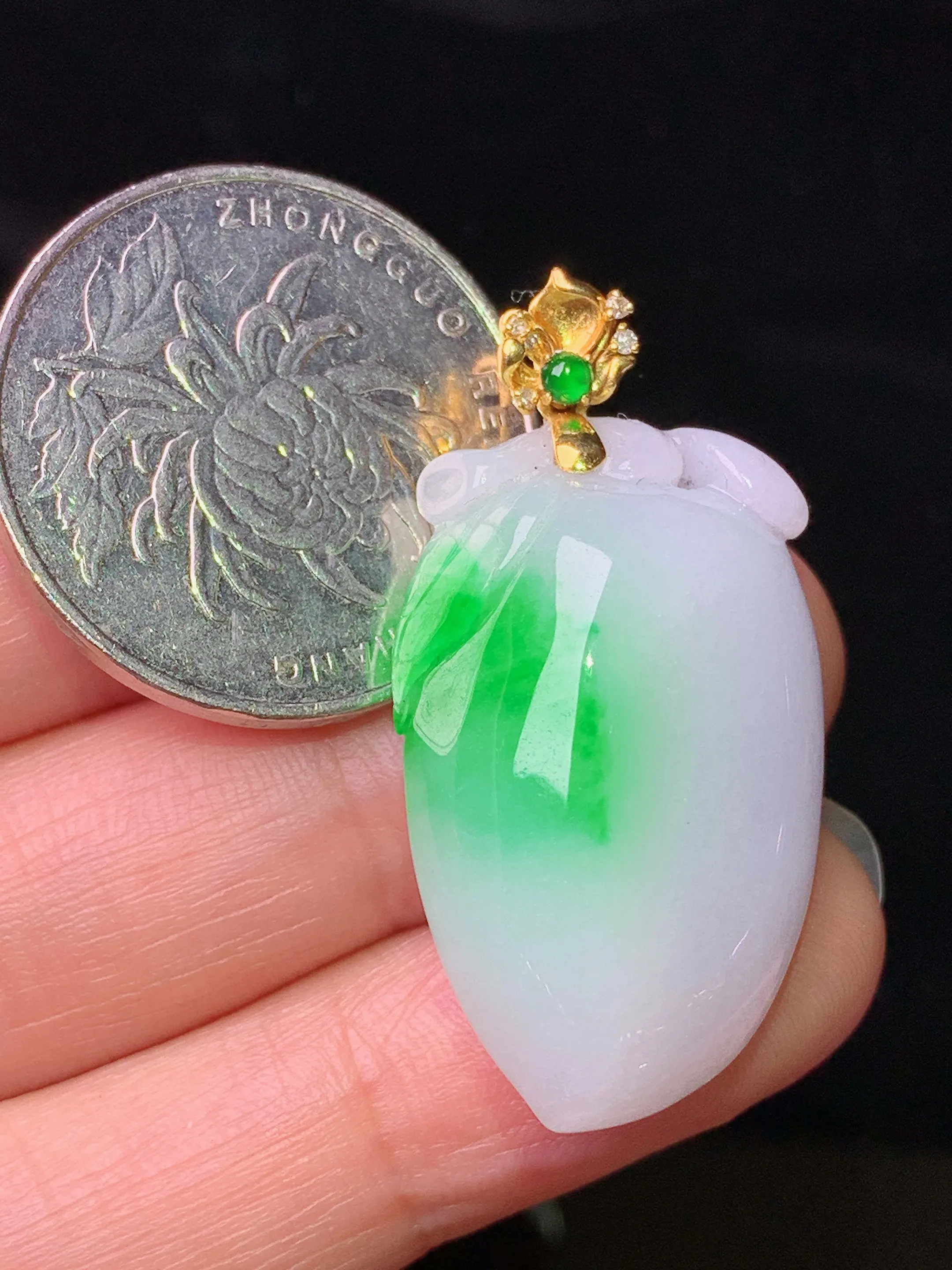 18k金钻镶嵌飘绿寿桃吊坠 玉质细腻 色泽清新艳丽 整体尺寸35.8*18.2*10.8