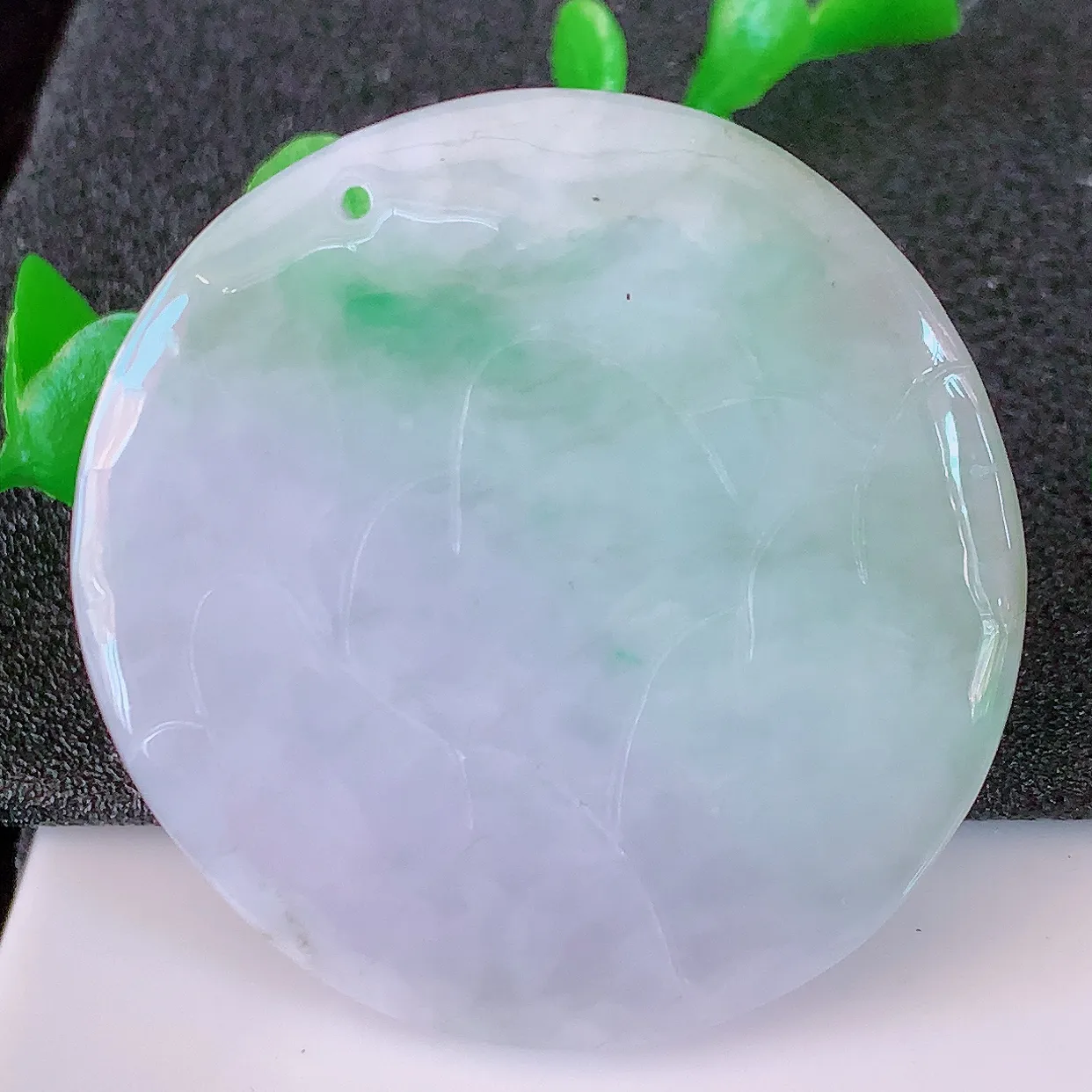 自然光实拍，冰润春带彩翡翠生肖虎虎生威吊坠，种老水足，雕工精湛 ，寓意美好， 佩戴时尚出众！#87.16