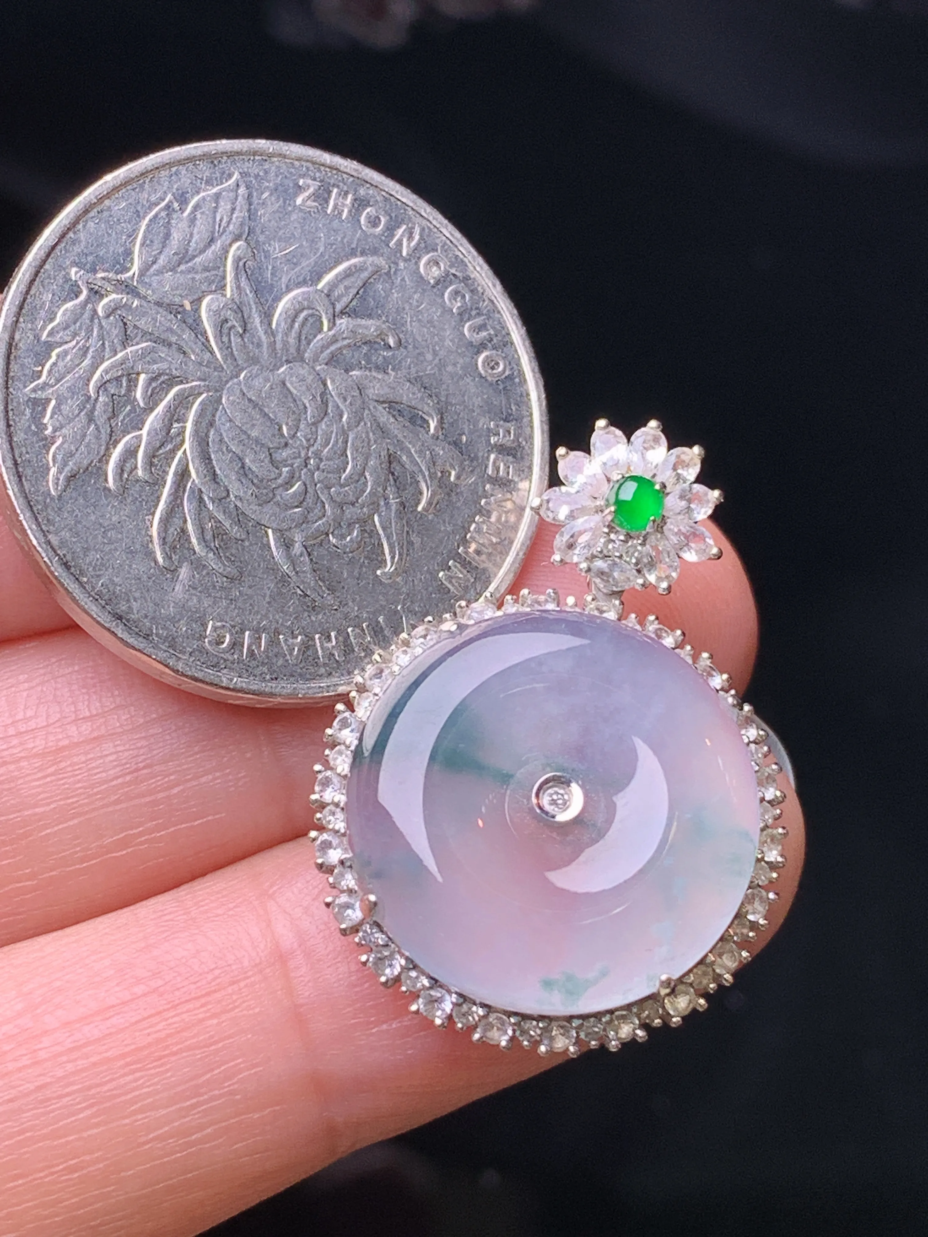 18k金钻白蓝宝镶嵌冰种平安扣吊坠 玉质细腻 色泽清新艳丽 整体尺寸27.5*19.8*6.5