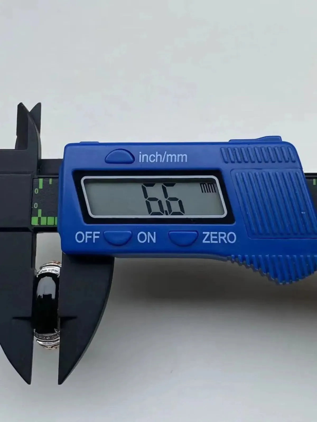 墨翠：【马鞍戒指】18K金+南非钻镶嵌，细腻干净，黑度极黑，性价比高·做工精致，打灯透绿 裸石尺寸：16.1*6.6