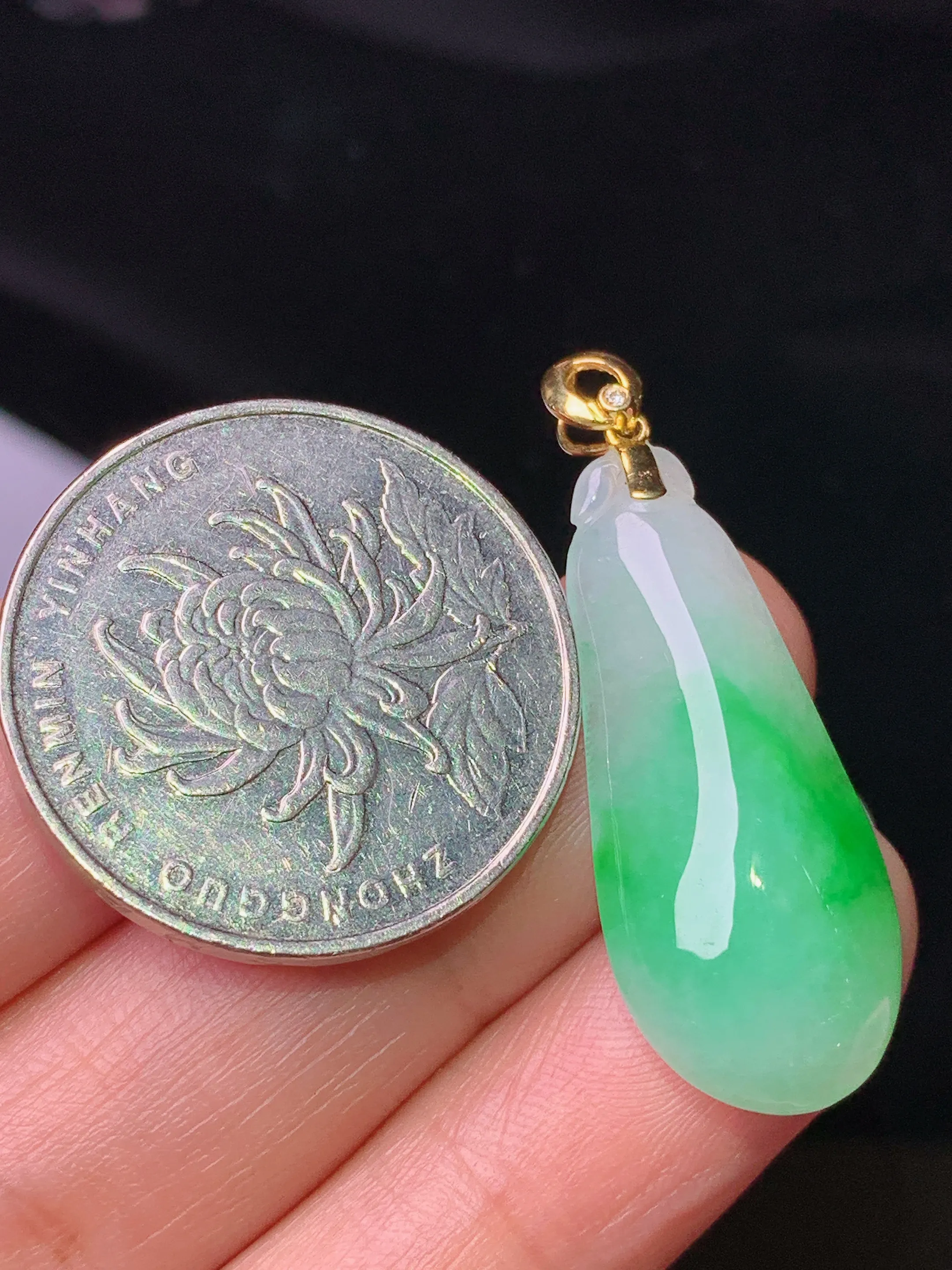 18k金镶嵌飘绿福瓜吊坠 玉质细腻 色泽清新艳丽 整体尺寸35.7*12.7*6