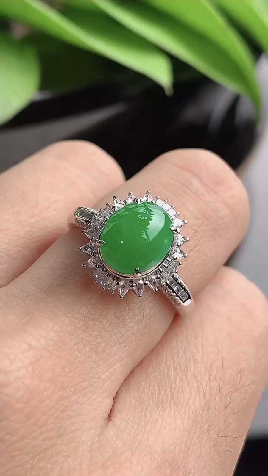 a货翡翠老坑冰种18K金伴钻镶嵌阳绿蛋面戒指 圈口17.5裸石尺寸8.6×7.2mm 重量3.53g 1215