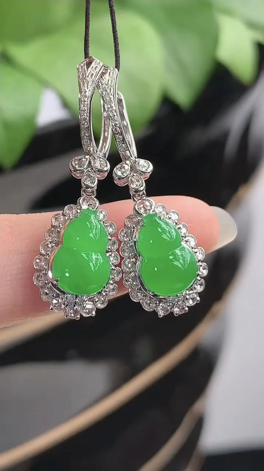 a货翡翠冰种18K金伴钻镶嵌阳绿葫芦耳坠 尺寸9.5×6.3×6.6裸石9.7×6.4mm 重量4.06g 1216