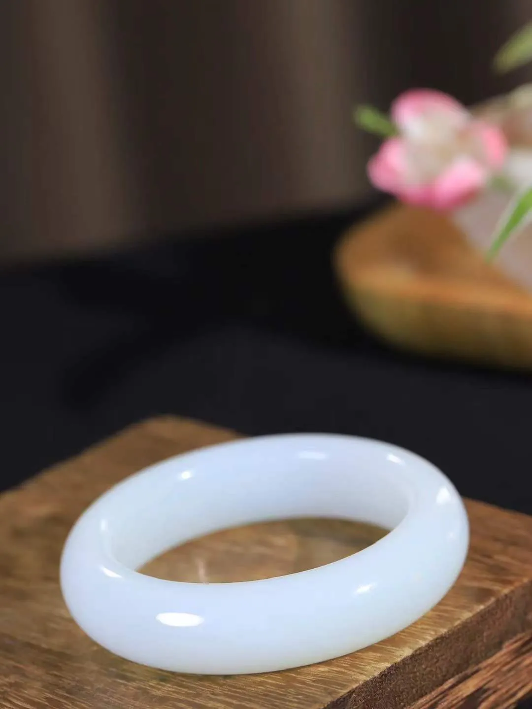 【一见钟情·手镯】

精品和田玉白玉手镯。镯型饱满，温润细腻，脂润沁香。️执一卷书，沏一盏茶