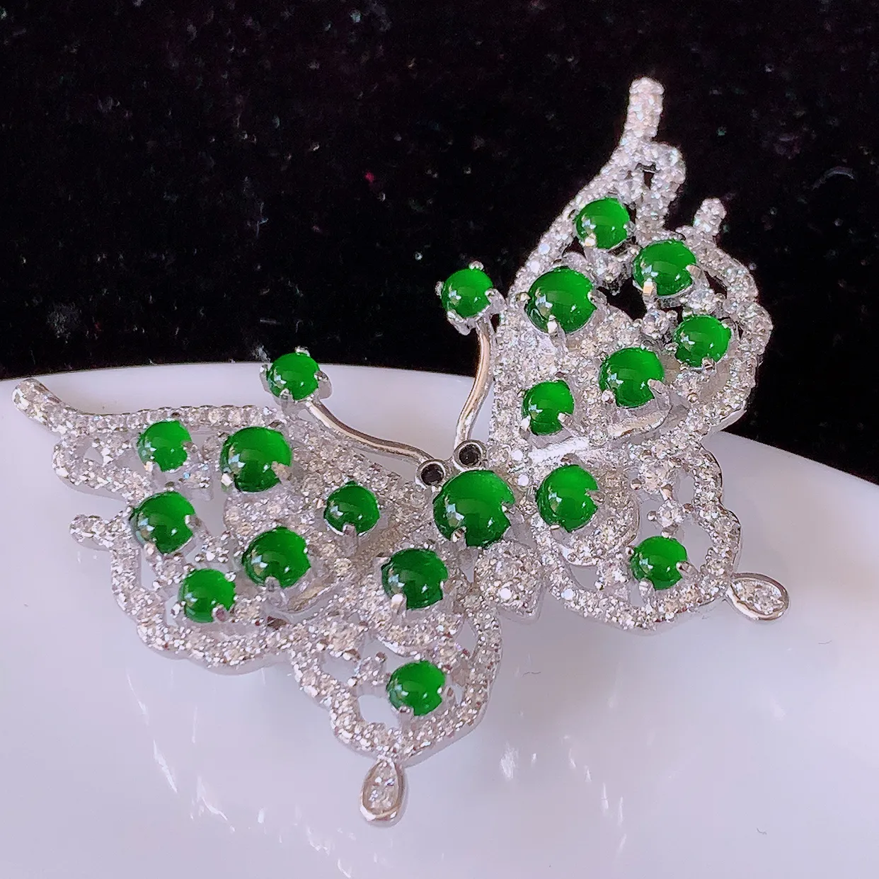 冰透满绿翡翠925银镶嵌蝴蝶胸针，自然光实拍，翠色灵动，颜色漂亮，种老水足，品相佳，佩戴佳品！#97.18整体41*33*9.5裸石3.5*3.5