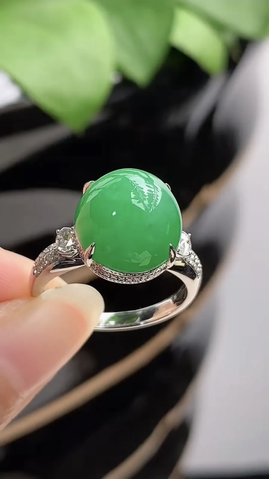 a货翡翠冰种18K金伴钻镶嵌阳绿蛋面戒指 圈口18裸石尺寸12×11.6mm 重量5.50g 1217