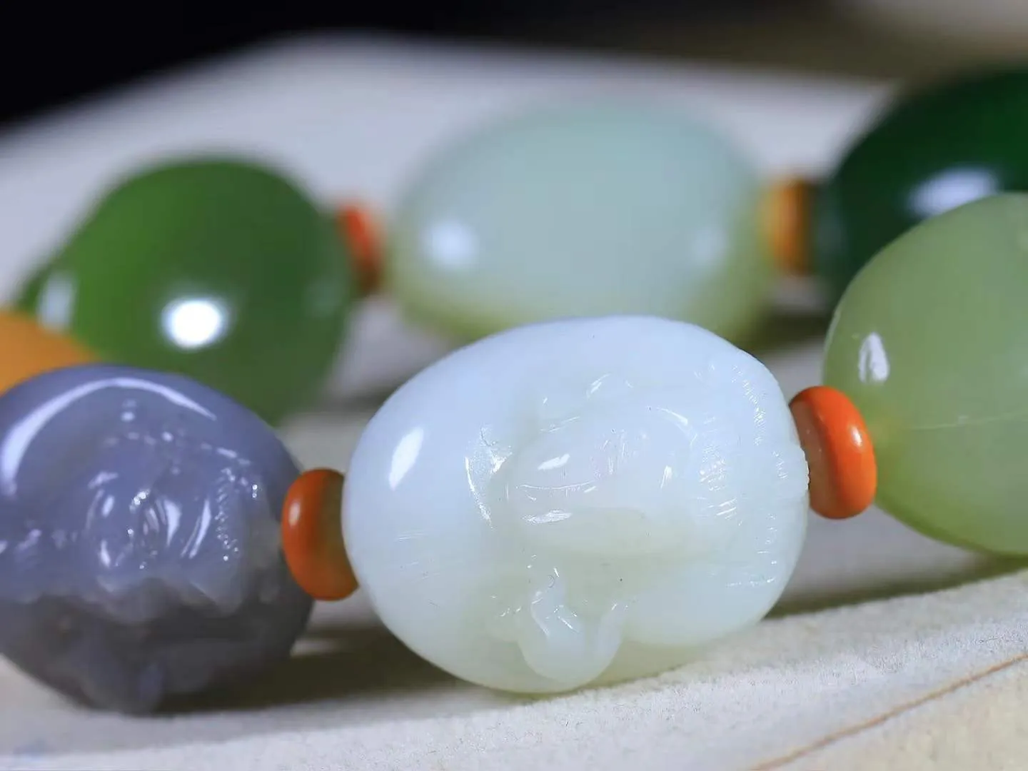 【八仙过海.手串】

精品和田玉多宝八仙手串，毛孔清晰、料子油润十足，手感上佳，精工雕琢八仙，形态各异，神韵生动，呼之欲出，各有特色，人物须发毕现。八仙得道而成，扶危济困，可保平安。八个不同身份地位的人为除恶扬善而走道一起，一直被人们津津乐道。随身佩戴定能消灾保平安，万事皆如意。尺寸取一27-20.7-17.6mm 重109克    FDL-791272063