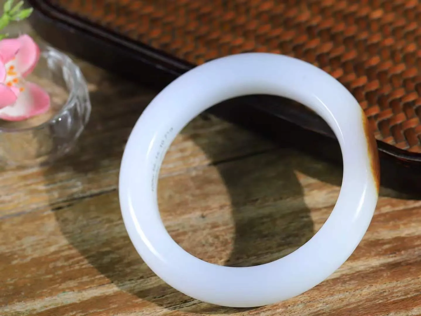 【暖玉生香·手镯】

典藏级和田玉糖白玉手镯，质地油润细腻，色泽高贵典雅，镯型古朴典雅。在诗情画意的雨巷相遇，你是我腕间的一抹风情，有你眸有深情，清风荡漾湖间静水，我愿俯身低眉，在烟波涟漪处，寻你深情倩影。内径55.5mm尺寸13.7-10mm重71.5克  691202058A