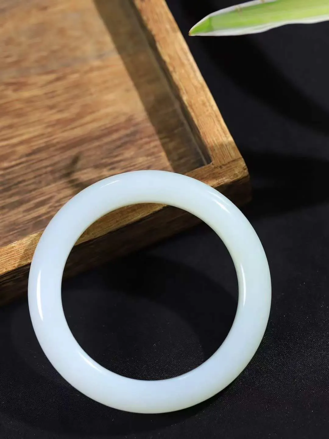 【暖玉生香·手镯】

精品和田玉糖白玉手镯，质地油润细腻，色泽高贵典雅，镯型古朴典雅。在诗情画意的雨巷相遇，你是我腕间的一抹风情，有你眸有深情，清风荡漾湖间静水，我愿俯身低眉，在烟波涟漪处，寻你深情倩影。内径50.5mm尺寸13.7-10.8mm重69.8克  691201058A