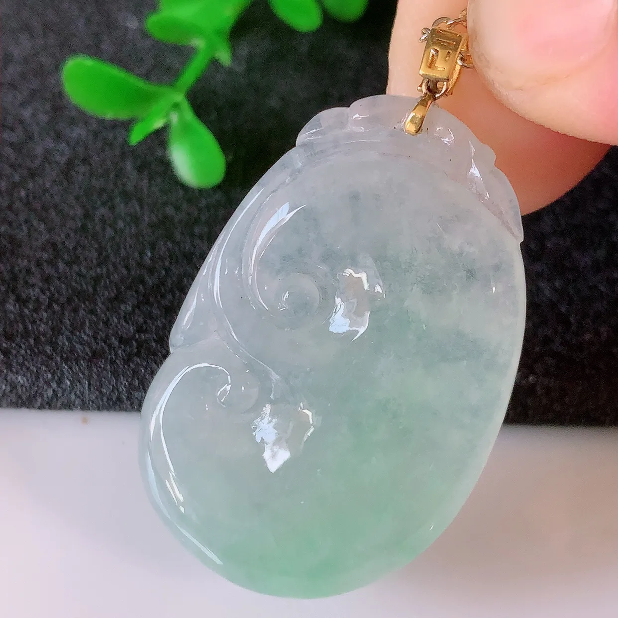 18k金镶嵌冰种飘绿翡翠如意吊坠，款式新颖时尚，日常百搭的款。清秀高雅，佩戴优雅高贵！#41.18整体39裸石34.5*22.5*5