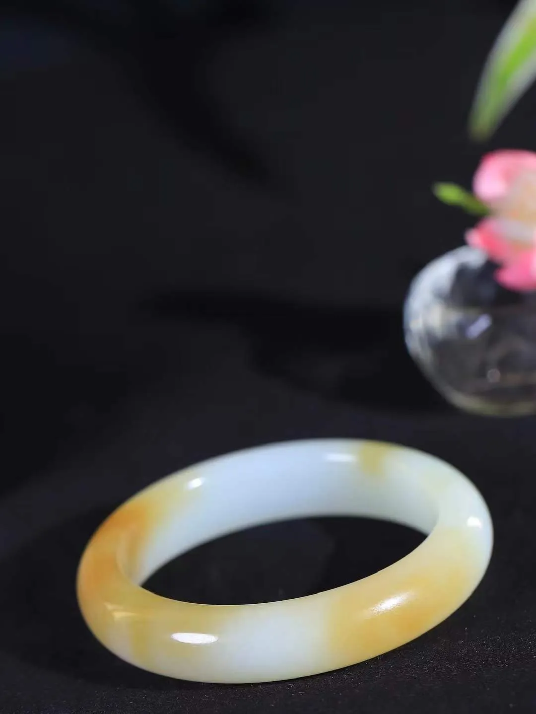 【暖玉生香·手镯】

收藏级和田玉糖白玉手镯，质地油润细腻，色泽高贵典雅，镯型古朴典雅。在诗情画意