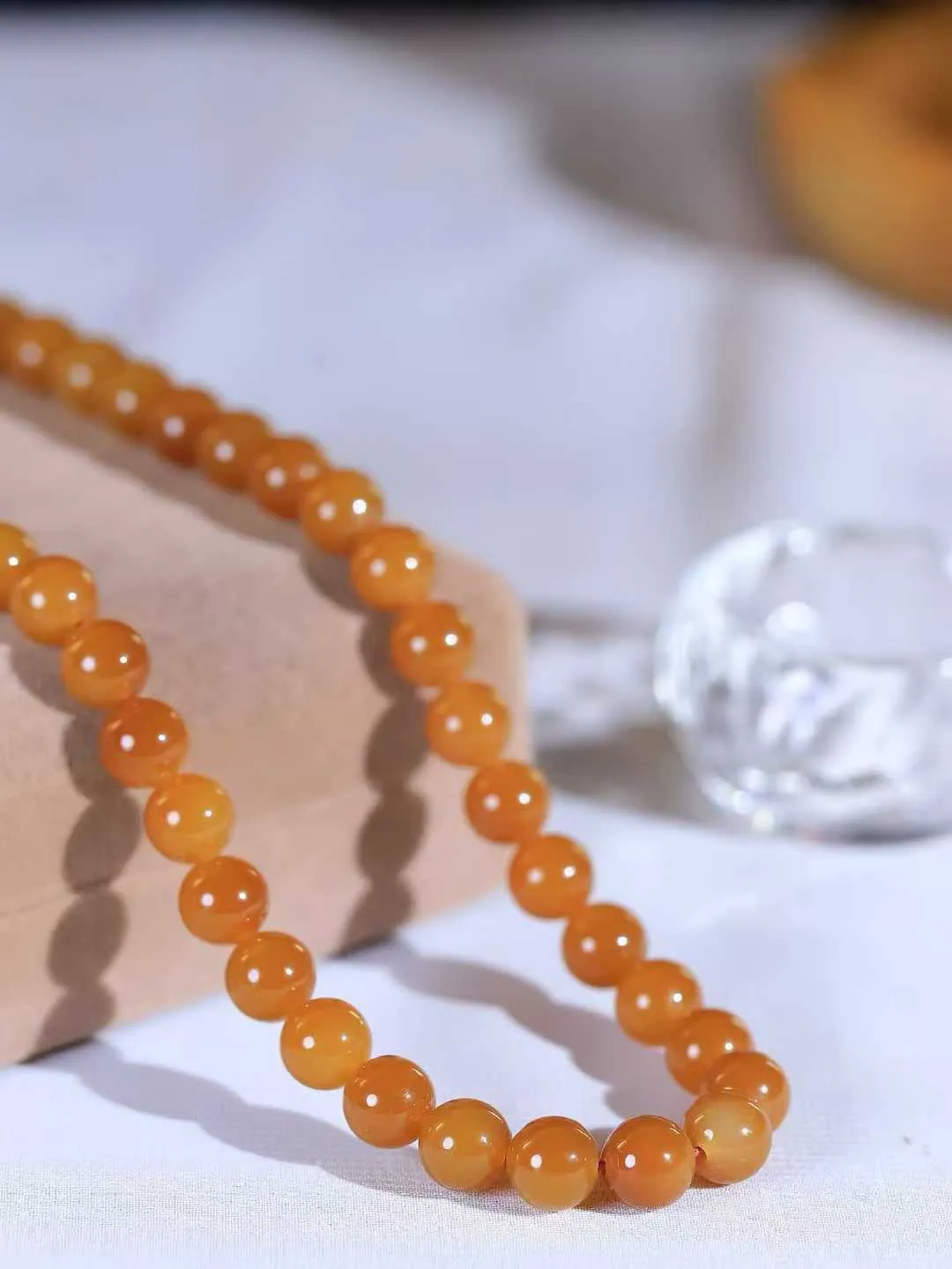 【珠圆玉润.项链】

收藏级臻品️和田玉糖玉珠圆玉润项链 玉质温润细腻  整串打磨圆润，佩戴舒适。珠珠落玉盘，间关莺语花底滑，一生美好时光，无论身在何处，都有它相伴相守。事事顺遂，幸福美满，吉祥如意。重85.2克 尺寸取一7.9mm  791251978A