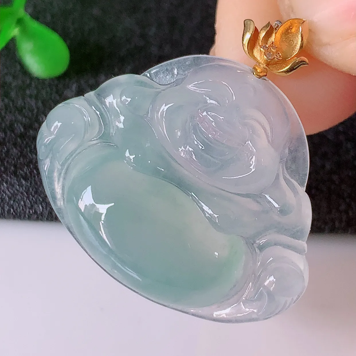 自然光实拍，18K金镶嵌冰种翡翠佛公吊坠，冰透饱满， 佛公亦保平安，寓意有福（佛公）相伴，品相佳，配戴优雅迷人！#1.18整体27.8裸石27*22*5.5
