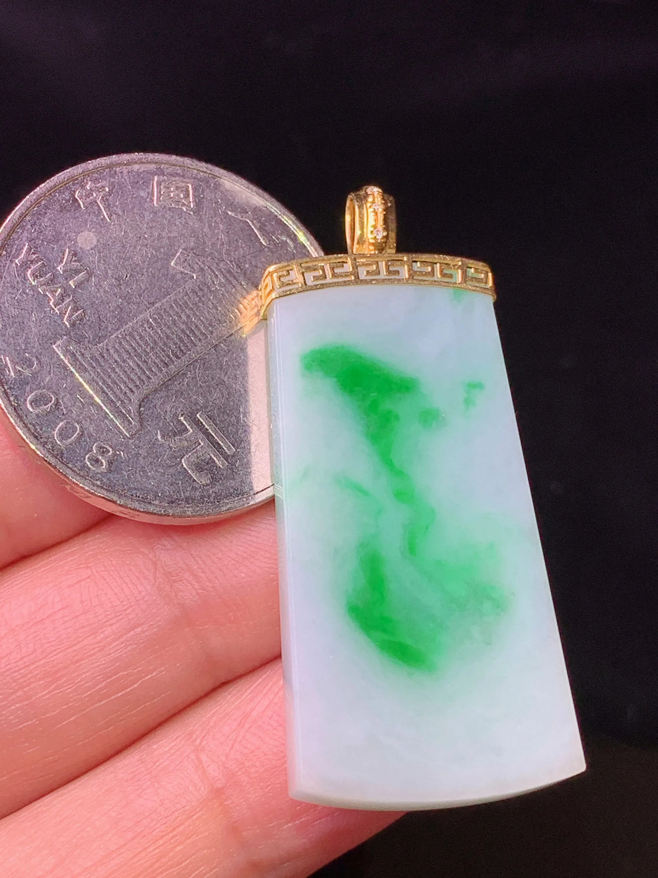 18k金镶嵌飘绿无事牌吊坠 玉质细腻 色泽清新艳丽 整体尺寸40.8*17.6*3.8