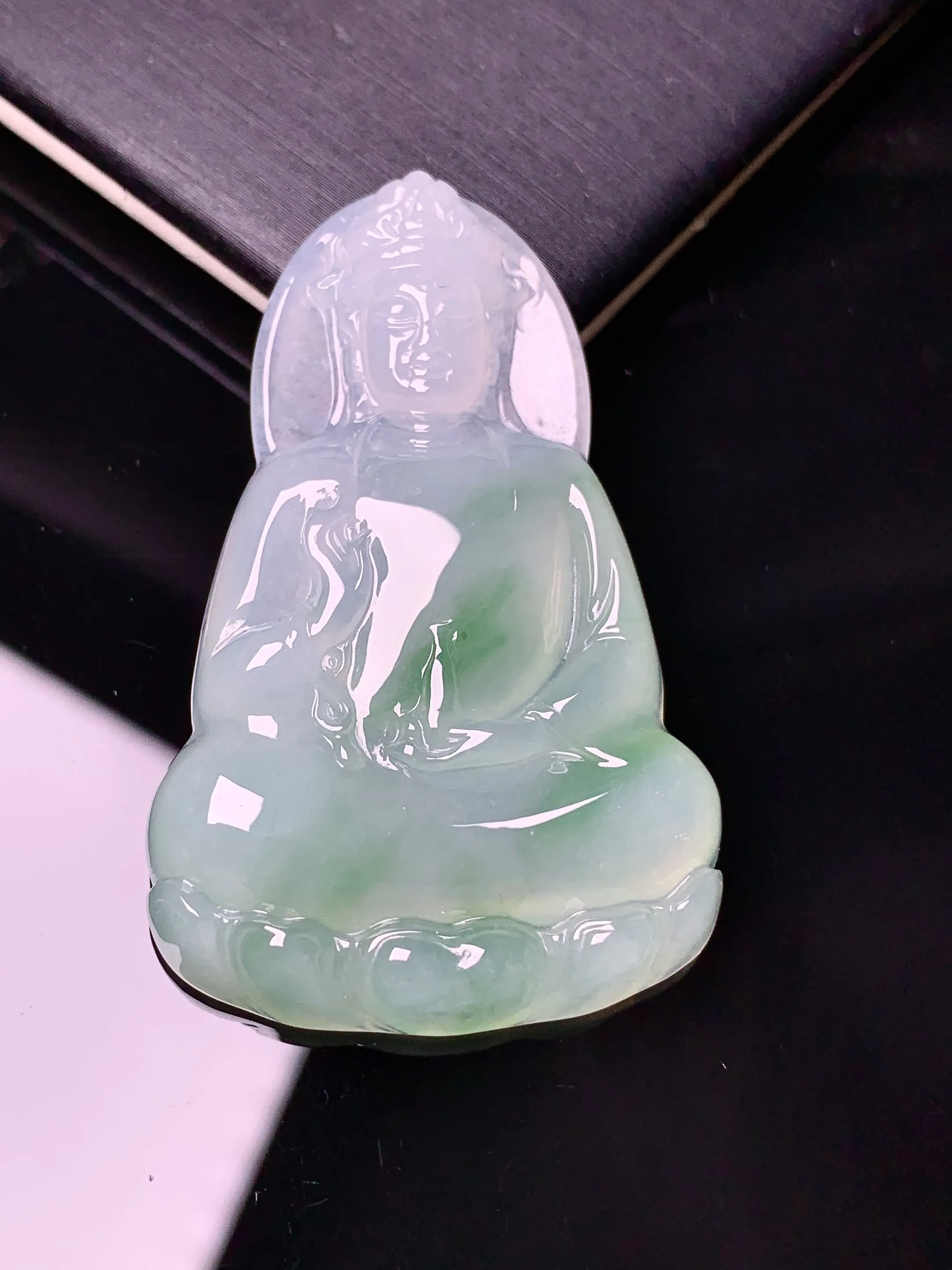 飘绿观音菩萨吊坠 玉质细腻 色泽清新艳丽 整体尺寸46.5*29.6*5.8