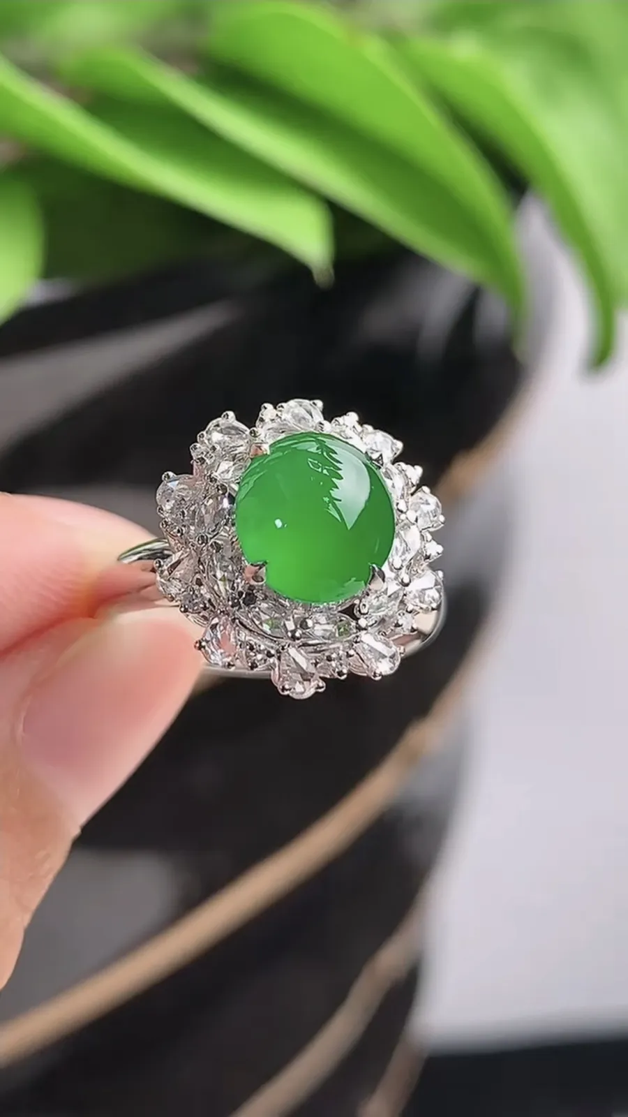 a货翡翠老坑冰种18K金伴钻镶嵌阳绿蛋面戒指 圈口17裸石尺寸8.3×7.4mm 重量4.00g 1215
