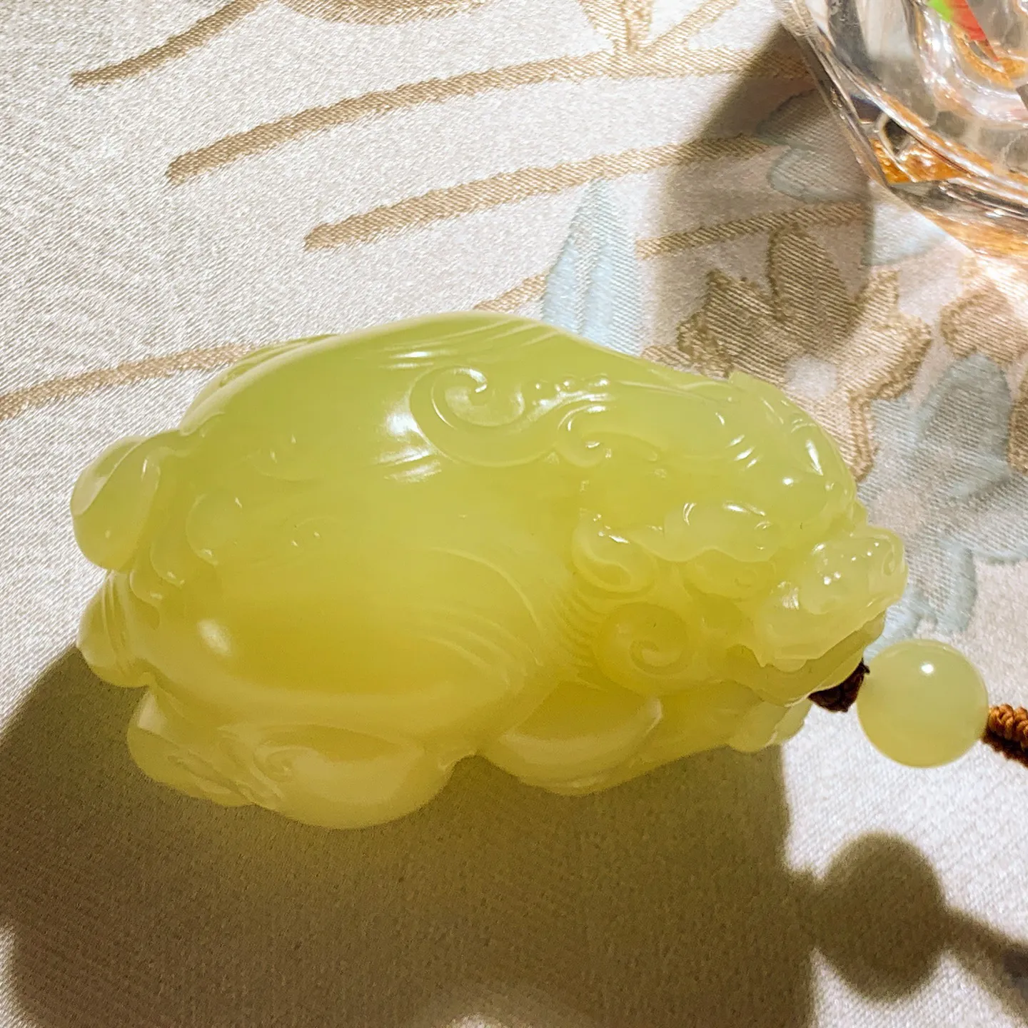 收藏级！新疆和田玉若羌黄口料招财进宝貔貅把件 鸡油黄 尺寸60/39/38重142克。玉质细腻油润。手推出油。品相大气。lt251220