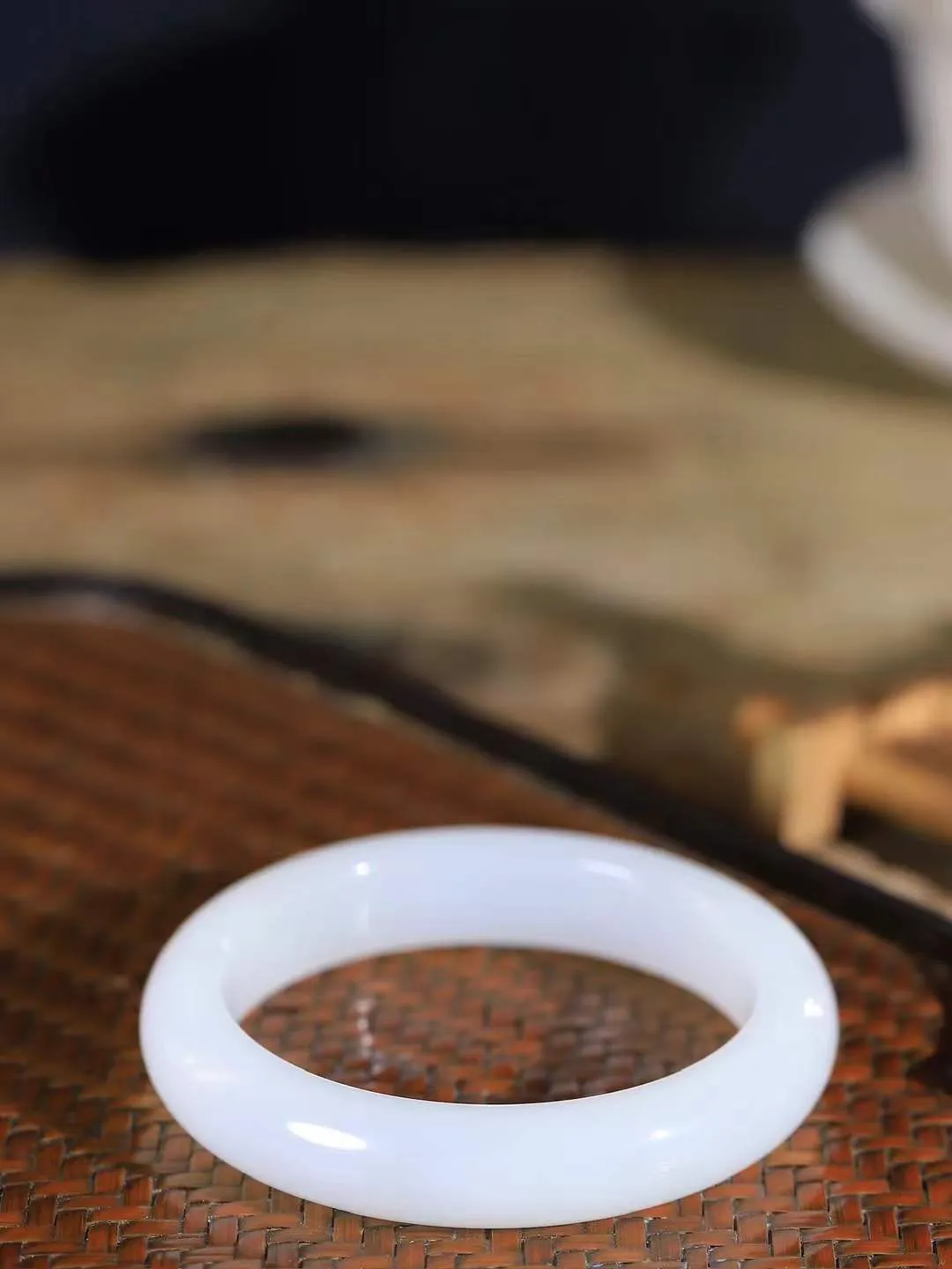 【一见钟情·手镯】

精品和田玉白玉手镯。镯型饱满，温润细腻，脂润沁香。️执一卷书，沏一盏茶