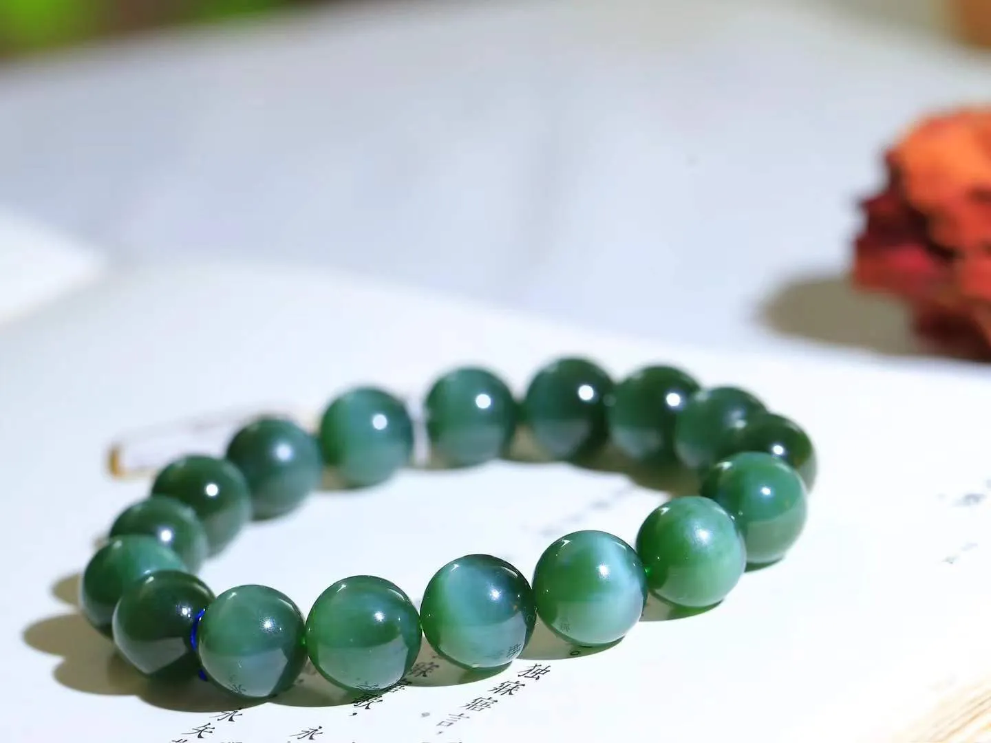 【珠圆玉润.手串】

精品和田玉碧玉猫眼珠圆玉润手串 玉质温润细腻  整串打磨圆润，佩戴舒适。珠珠落