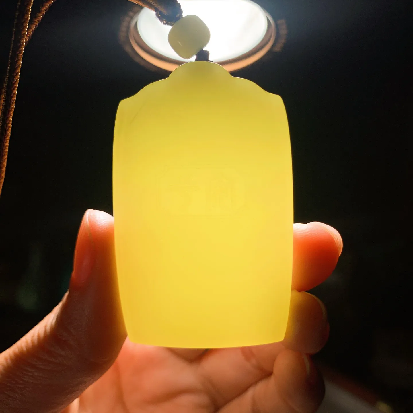 新疆和田玉若羌黄口料平安无事牌挂件。尺寸58/36/10重56克。玉质细腻油润。手推出油。品相大气。lt251220