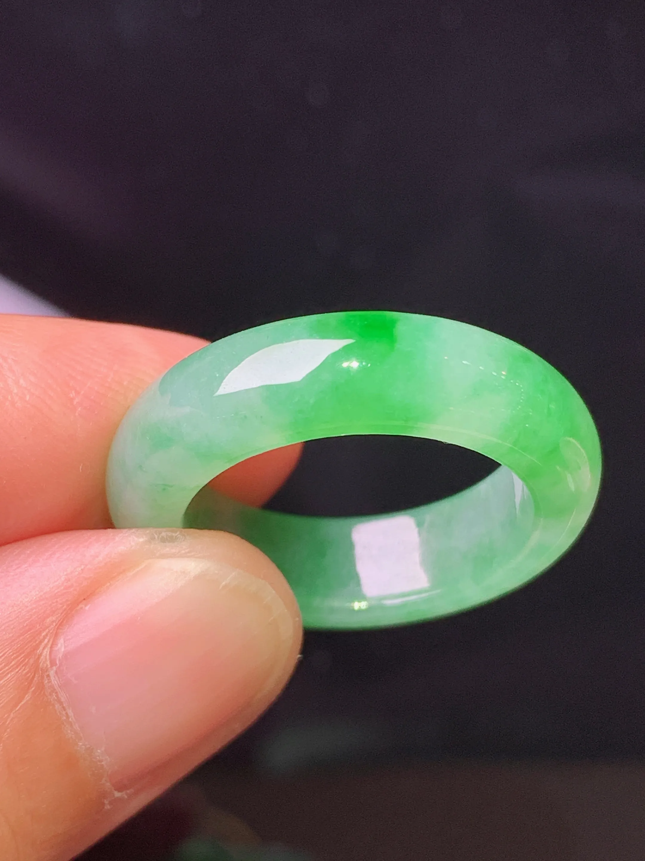 翠绿指环  玉质细腻 色泽清新艳丽 圈口15.5 整体尺寸25.3*6*4