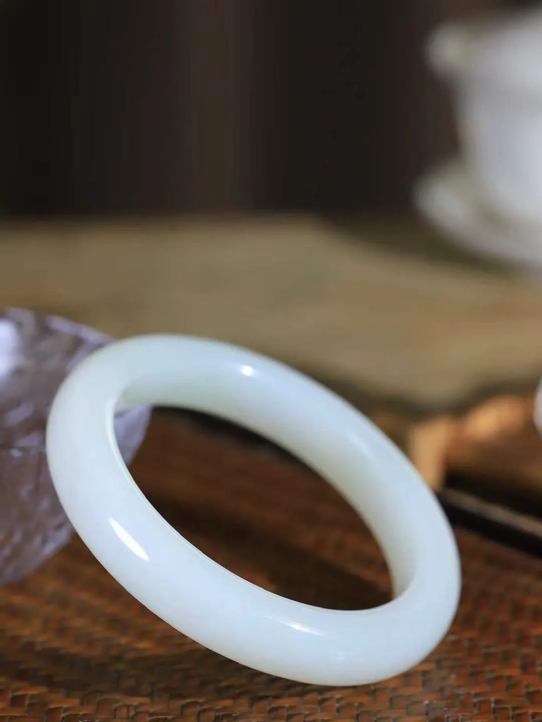 【柔情素语·手镯】

精品和田玉白玉手镯，玉质细腻温润，手感舒适，️线条流畅，简约大气，美自天成，佩戴于腕间，婉约之美，举手投足间透出那份低调奢华，醉人心扉。重79.2克 内径圈口62mm  尺寸13.8-10.2mm   FDA-551241000