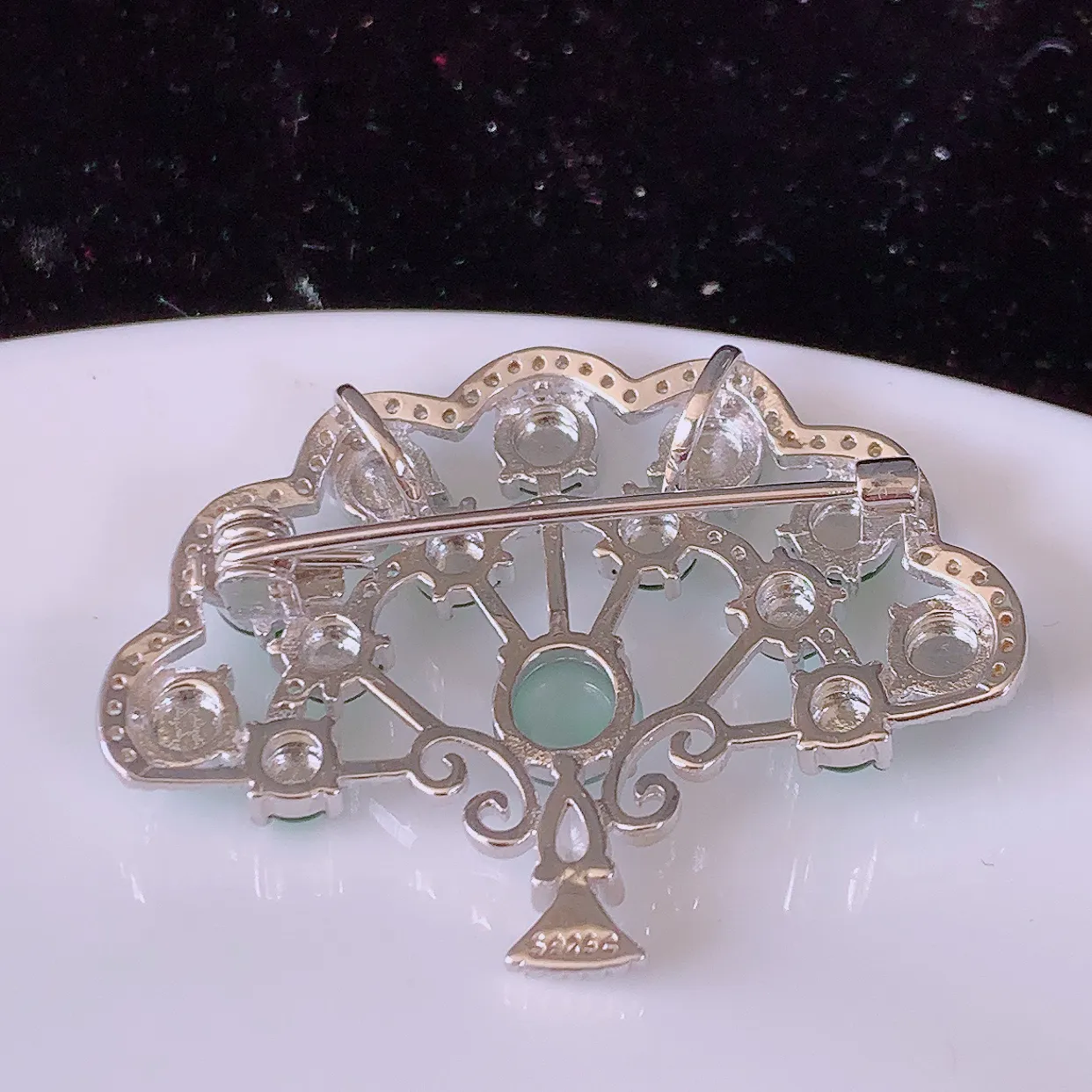 冰透满绿翡翠925银镶嵌胸针，自然光实拍，翠色灵动，颜色漂亮，种老水足，品相佳，佩戴佳品！#97.18整体38*28*8.8裸石6-6
