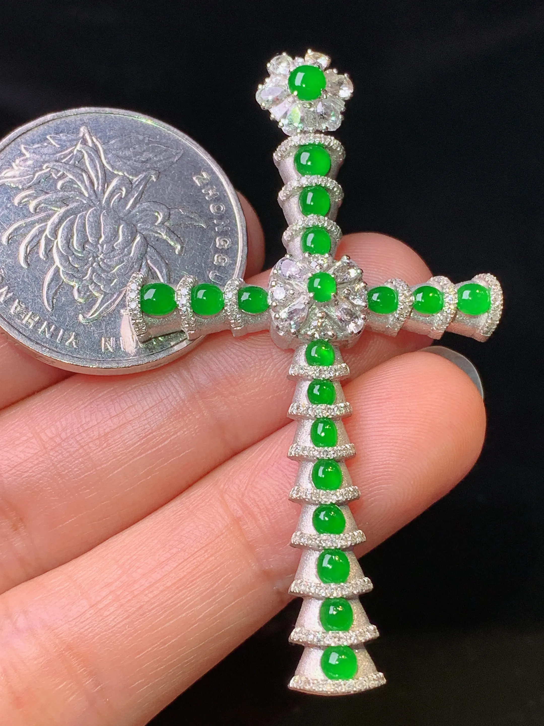 18k金钻镶嵌满绿蛋面十字架吊坠 玉质细腻 色泽清新艳丽 整体尺寸55.3*31.5*7.5