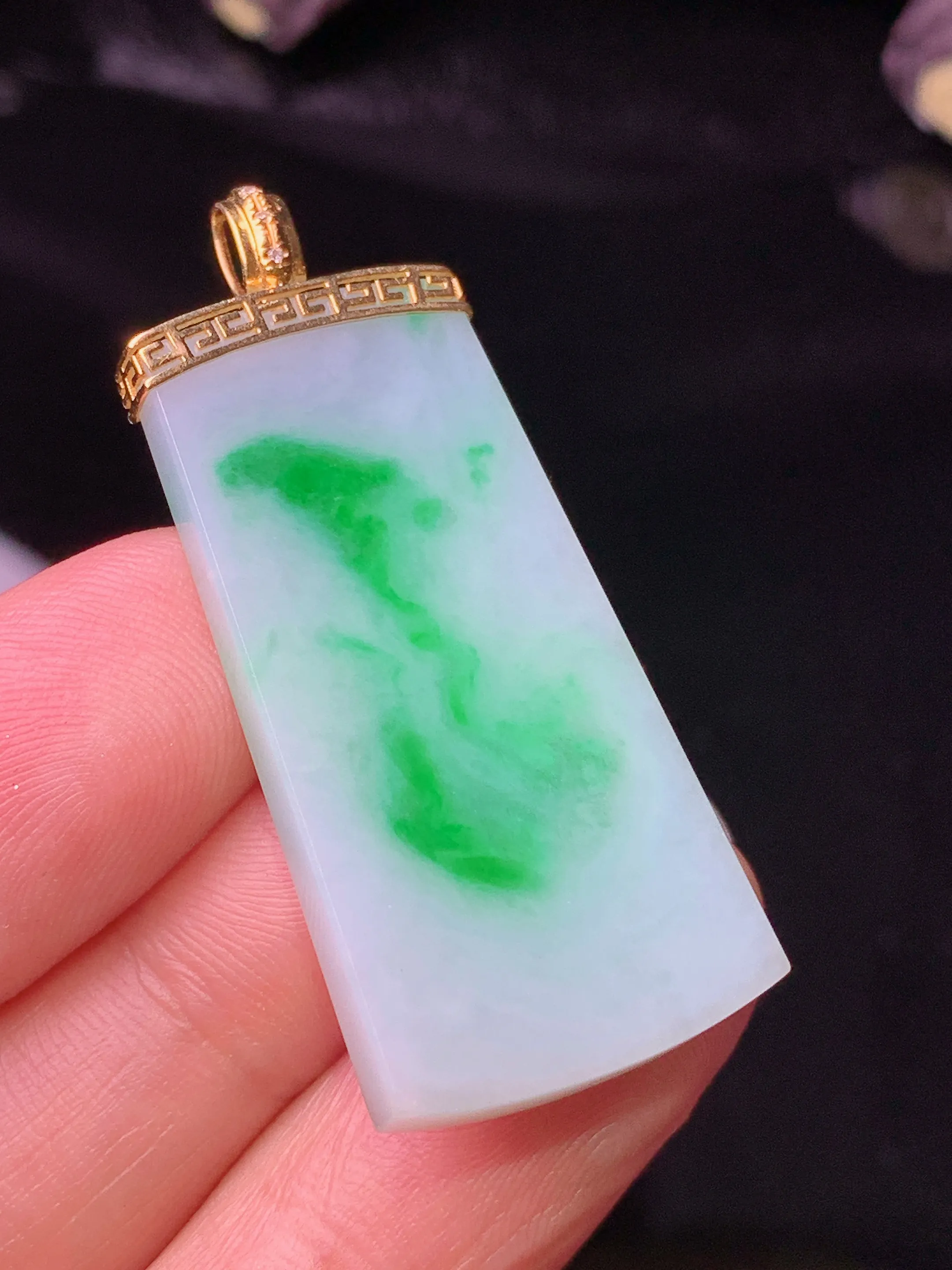 18k金镶嵌飘绿无事牌吊坠 玉质细腻 色泽清新艳丽 整体尺寸40.8*17.6*3.8