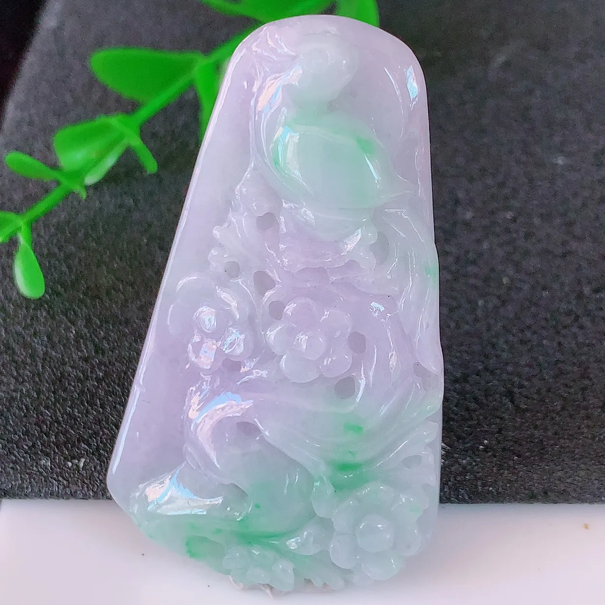 自然光实拍，春带彩翡翠喜上眉梢吊坠，时人之家，闻鹊声皆以为喜，故谓喜鹊报喜。”题材有喜上眉梢，双喜临