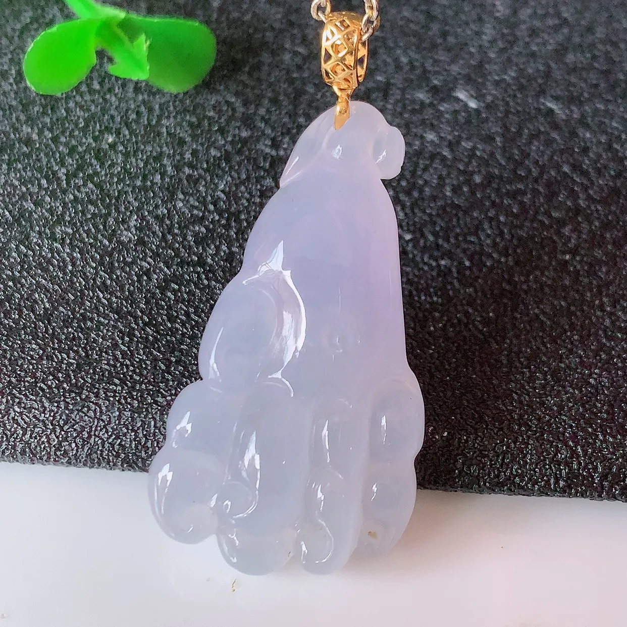 自然光实拍，18K金镶冰种紫罗兰翡翠佛手吊坠，款式新颖，佩戴效果时尚出众，尽显气质，玉质细腻，美感十