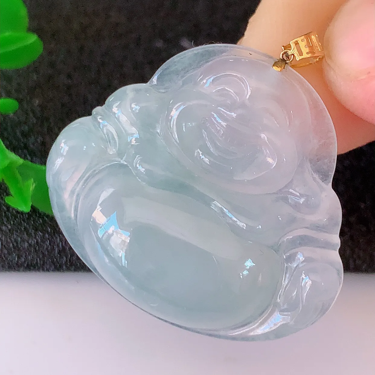 18k金镶嵌冰种翡翠佛公吊坠，款式新颖，佩戴效果时尚出众，尽显气质，水润精细， 美感十足。#49.1