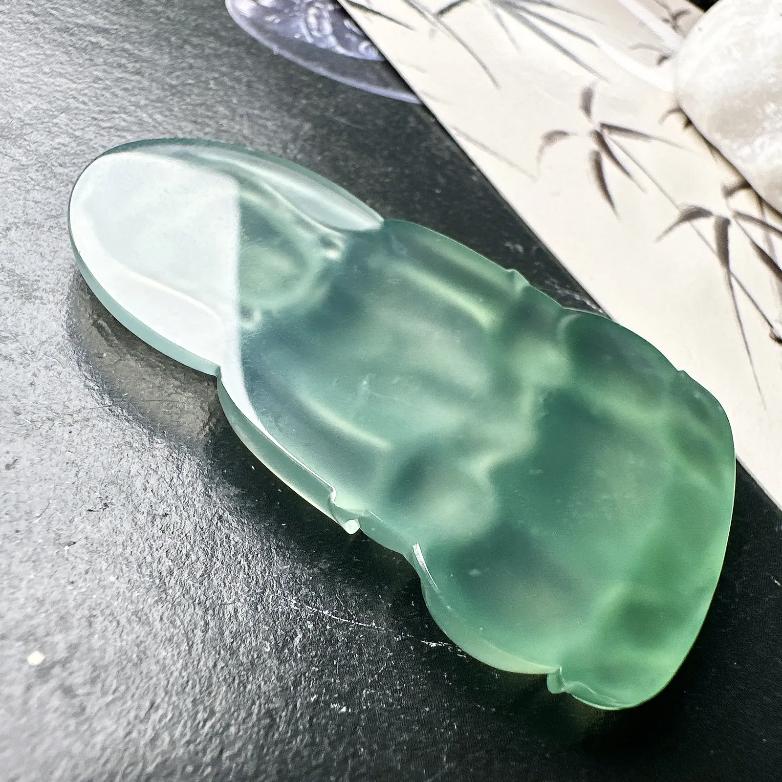 【冰种晴底正装观音】质地细腻，通透度上佳，冰感十足，适合佩戴，收藏品质