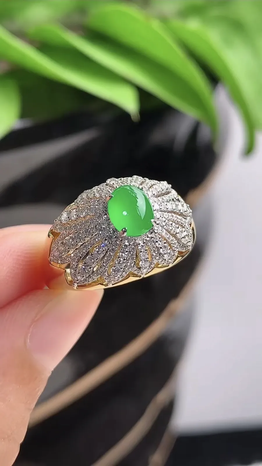 a货翡翠老坑冰种18K金伴钻镶嵌阳绿蛋面戒指 圈口17.5裸石尺寸6×4.8mm 重量4.54g 1215