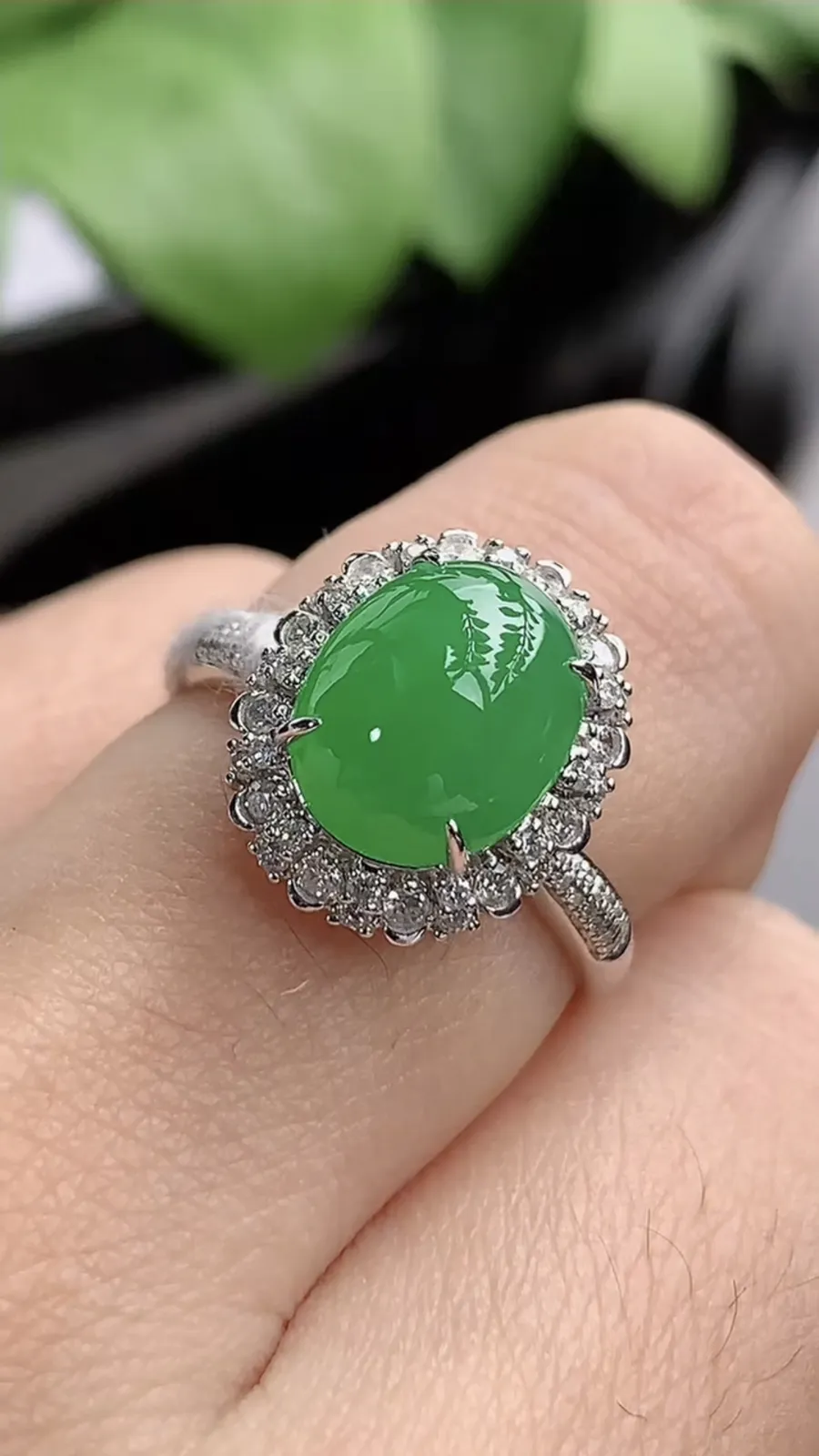 a货翡翠冰种18K金伴钻镶嵌阳绿蛋面戒指 圈口17.3裸石尺寸10.2×8mm 重量3.50g 1216