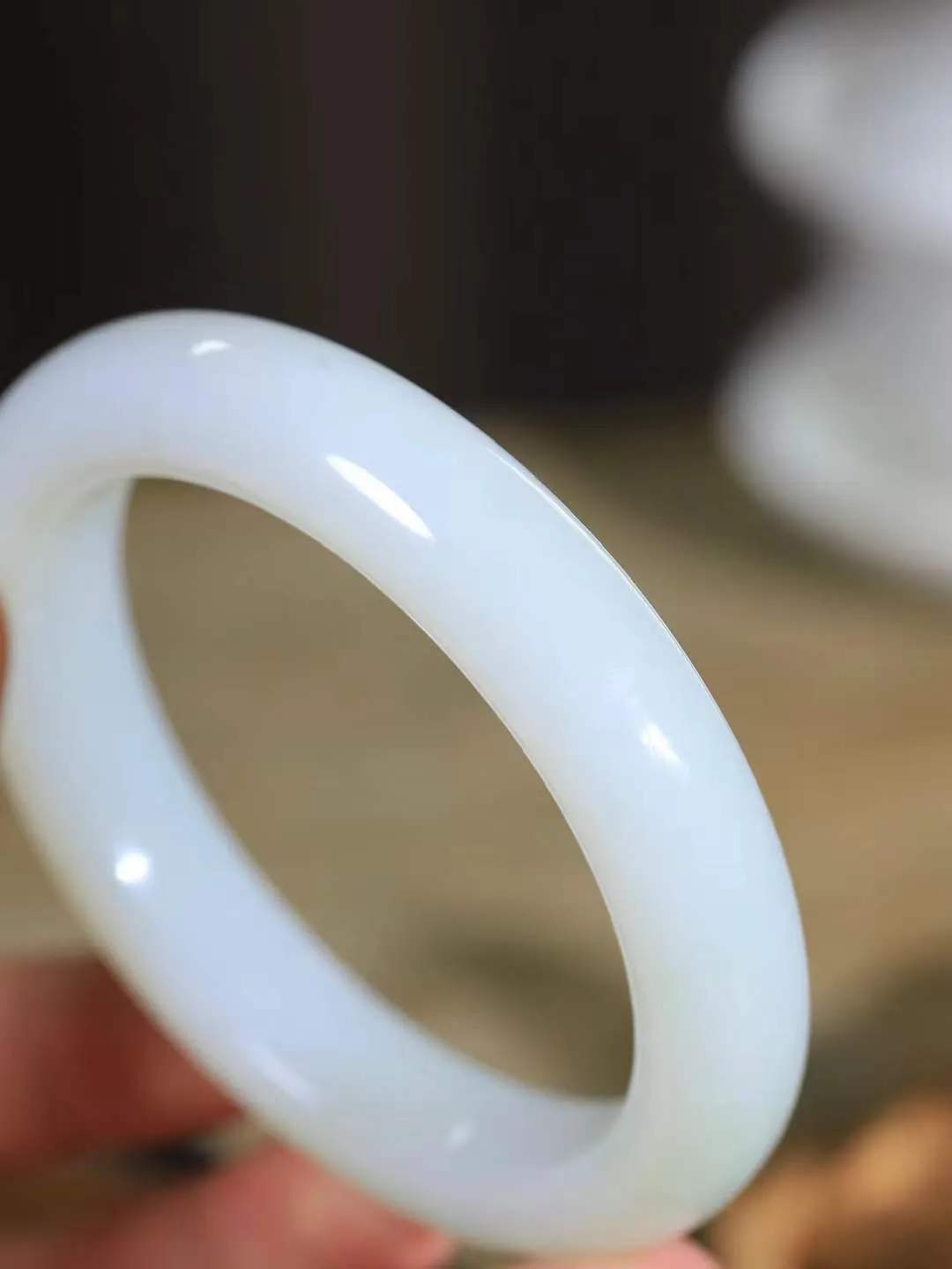 【柔情素语·手镯】

精品和田玉白玉手镯，玉质细腻温润，手感舒适，️线条流畅，简约大气，美自天成，佩戴于腕间，婉约之美，举手投足间透出那份低调奢华，醉人心扉。重79.2克 内径圈口62mm  尺寸13.8-10.2mm   FDA-551241000