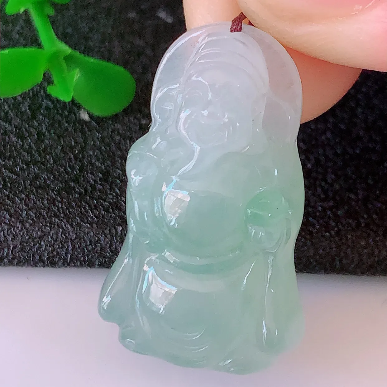 自然光实拍，冰飘绿翡翠招财财神爷吊坠，财神到你家里来，年年月月发大财，形态极为讨喜， 佩戴效果招财迷人#57.16