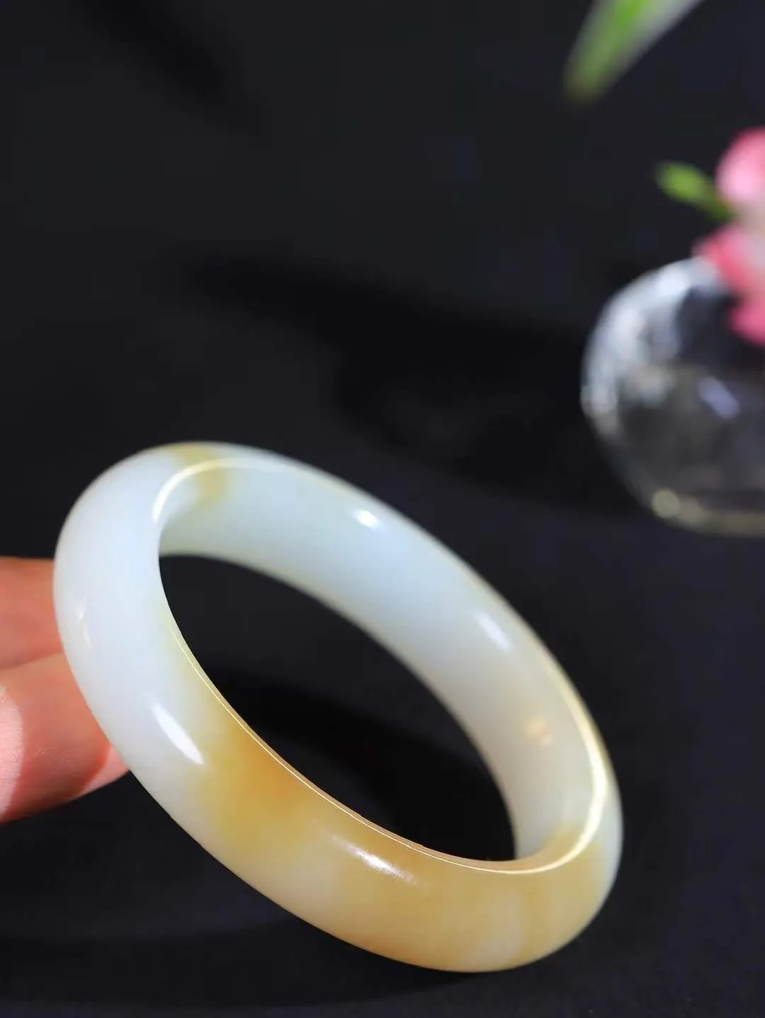 【暖玉生香·手镯】

收藏级和田玉糖白玉手镯，质地油润细腻，色泽高贵典雅，镯型古朴典雅。在诗情画意的雨巷相遇，你是我腕间的一抹风情，有你眸有深情，清风荡漾湖间静水，我愿俯身低眉，在烟波涟漪处，寻你深情倩影。内径51.5mm尺寸12.8-9mm重50克  691201958A