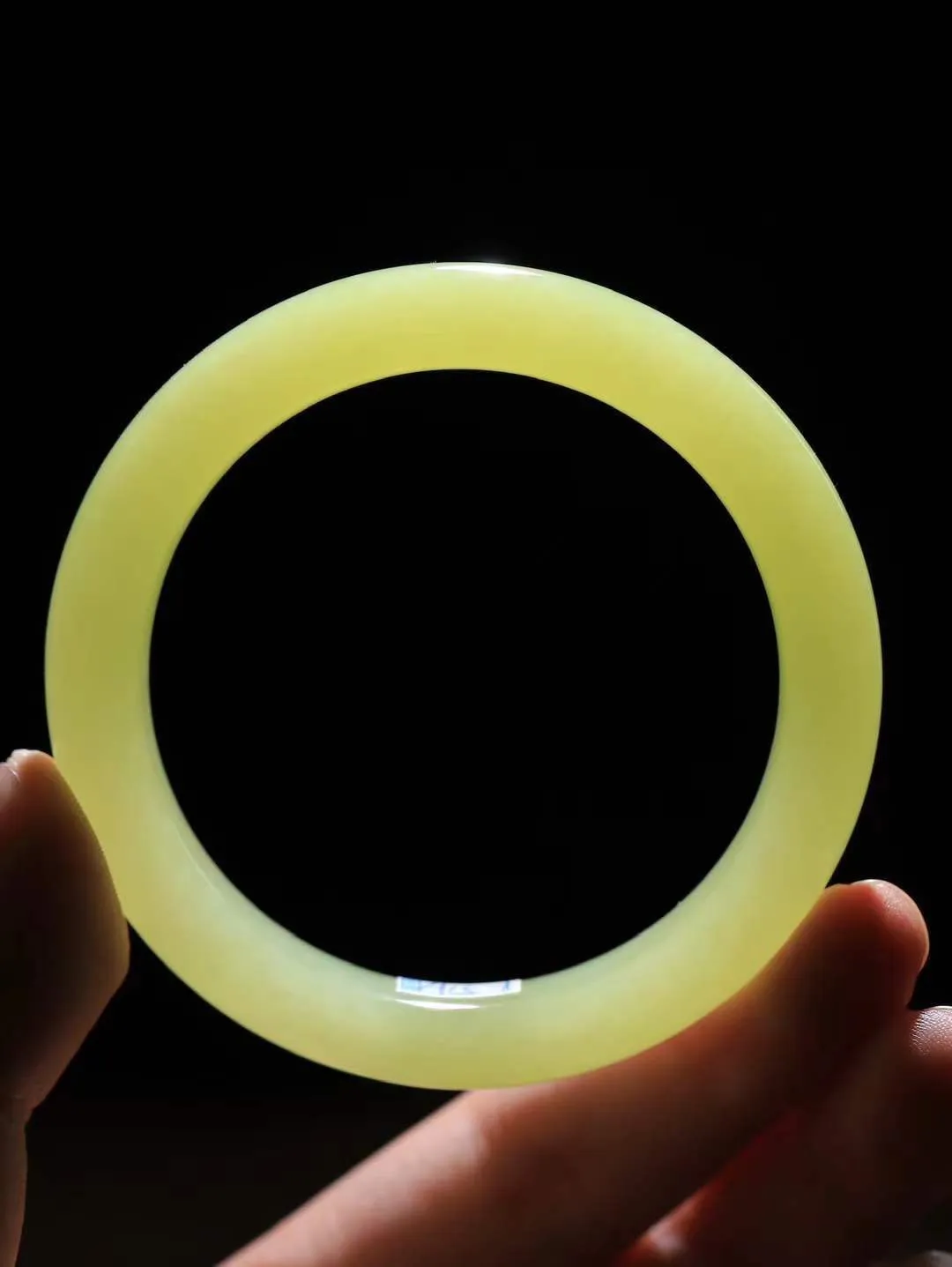 【诗情画意.手镯】

精品和田玉黄口手镯   细腻油脂,手感润滑。意韵飘渺，温雅细腻，工艺精湛，️氤氲诗意的美跃然于手腕之间，给人以出尘的风雅，优美脱俗，气质非凡。重49.6克 内径55.5mm尺寸11.3-9mm  221201900A