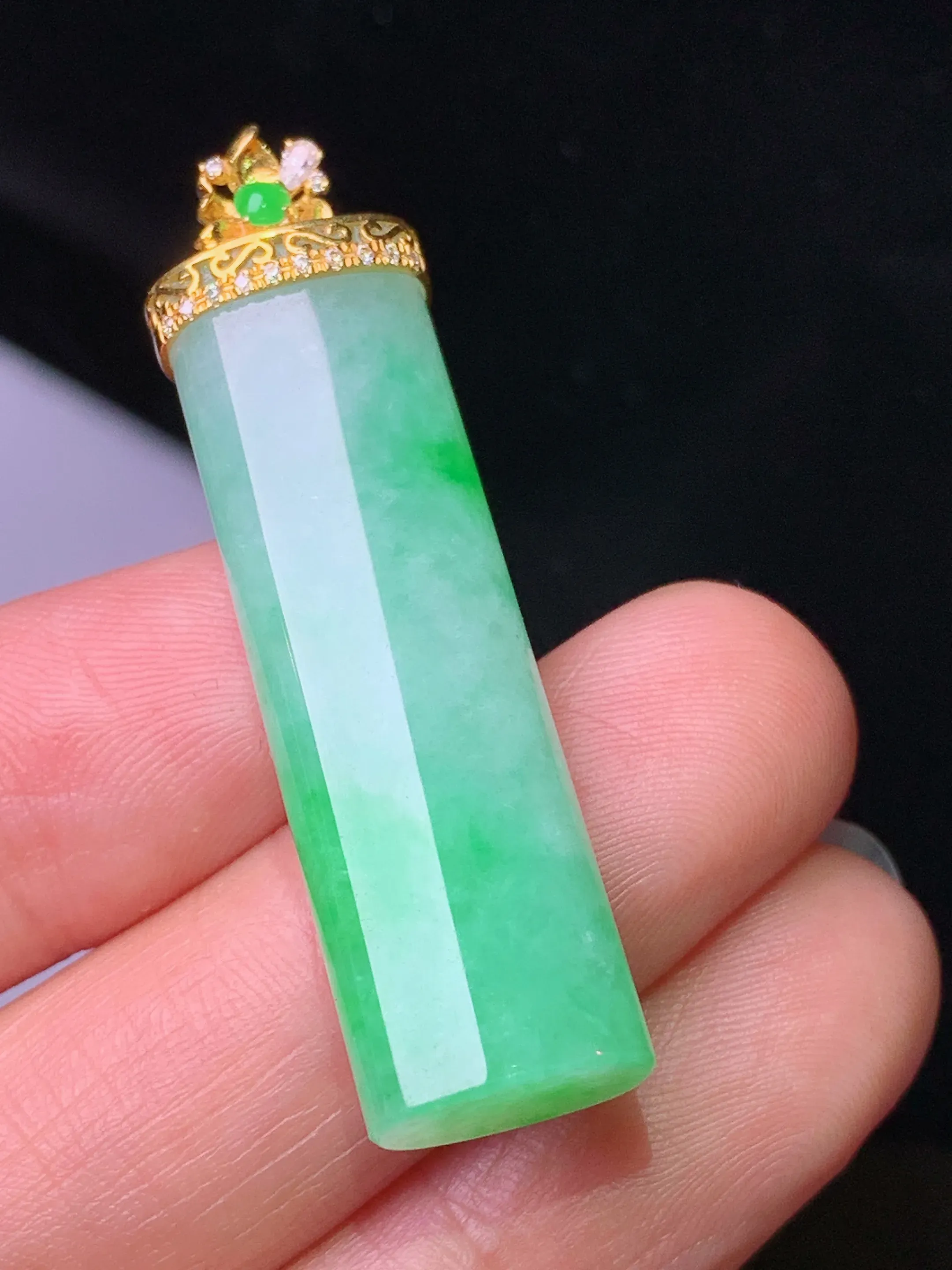 18k金钻镶嵌翠绿玉柱吊坠 玉质细腻 色泽清新艳丽 整体尺寸43.2*11*7.2